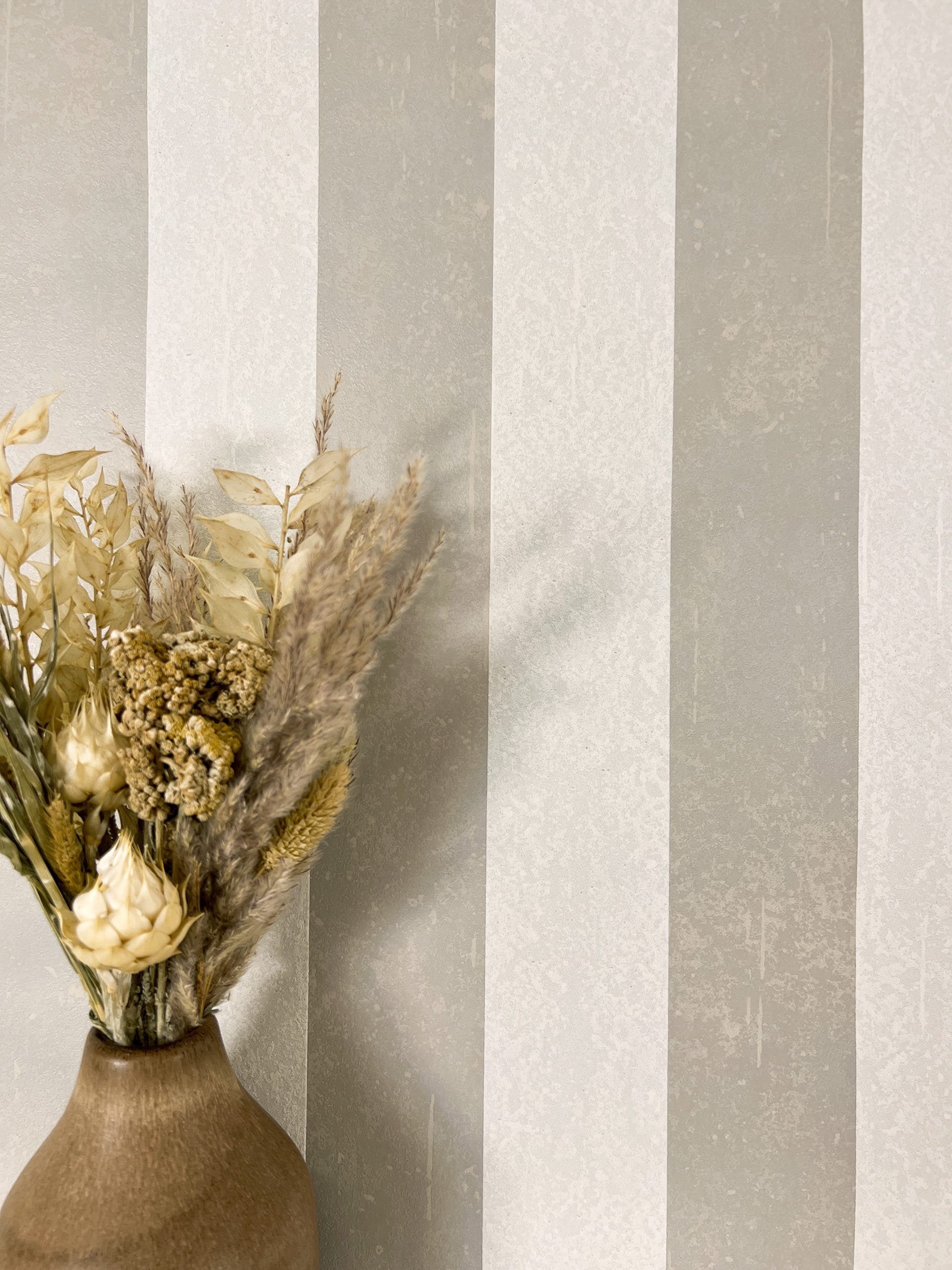 Newroom Vliestapete, Weiß Tapete Streifen Streifen - gestreifte Tapete Klassisch Beige Taupe Landhaus Landhaus Linien für Wohnzimmer Schlafzimmer Küche, Streifentapete, gestreifte Tapete. € 17,99, (€ 3,38 pro 1 qm).