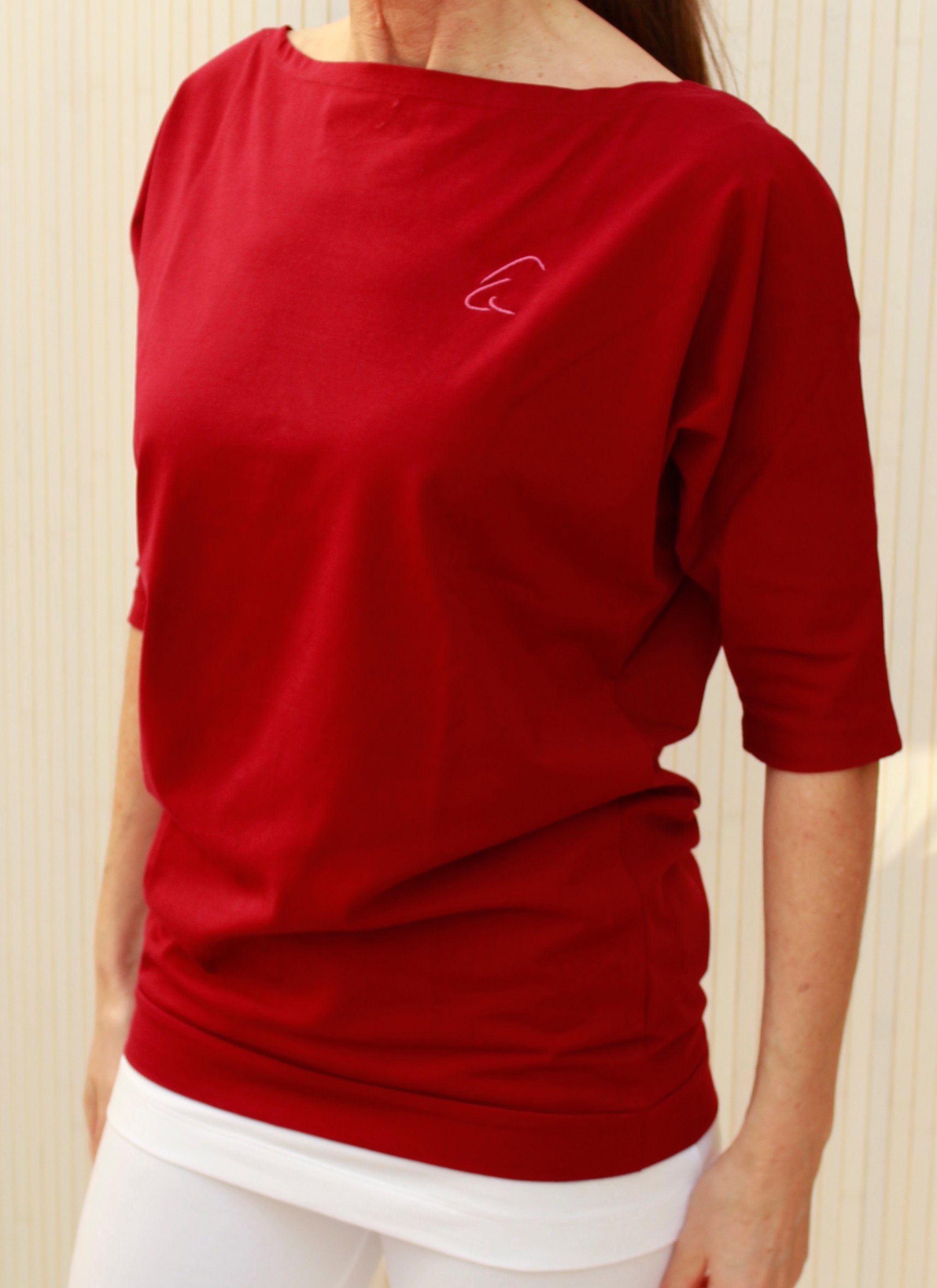 Sadaa in ESPARTO Schulterausschnitt Granatrot breitem mit Wohlfühlshirt Bio-Baumwolle (U-Boot-Ausschnitt) Yogashirt Halbarmshirt