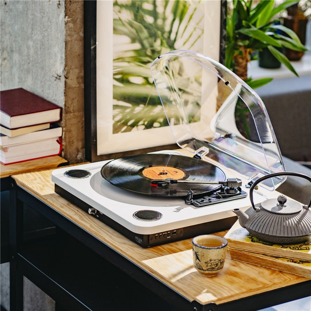 ADLER EUROPE AD 1914w Plattenspieler (Riemenantrieb, Bluetooth 5.4, 3 Geschwindigkeiten, RCA-Ausgang, Vinyl Player, USB, weiß)