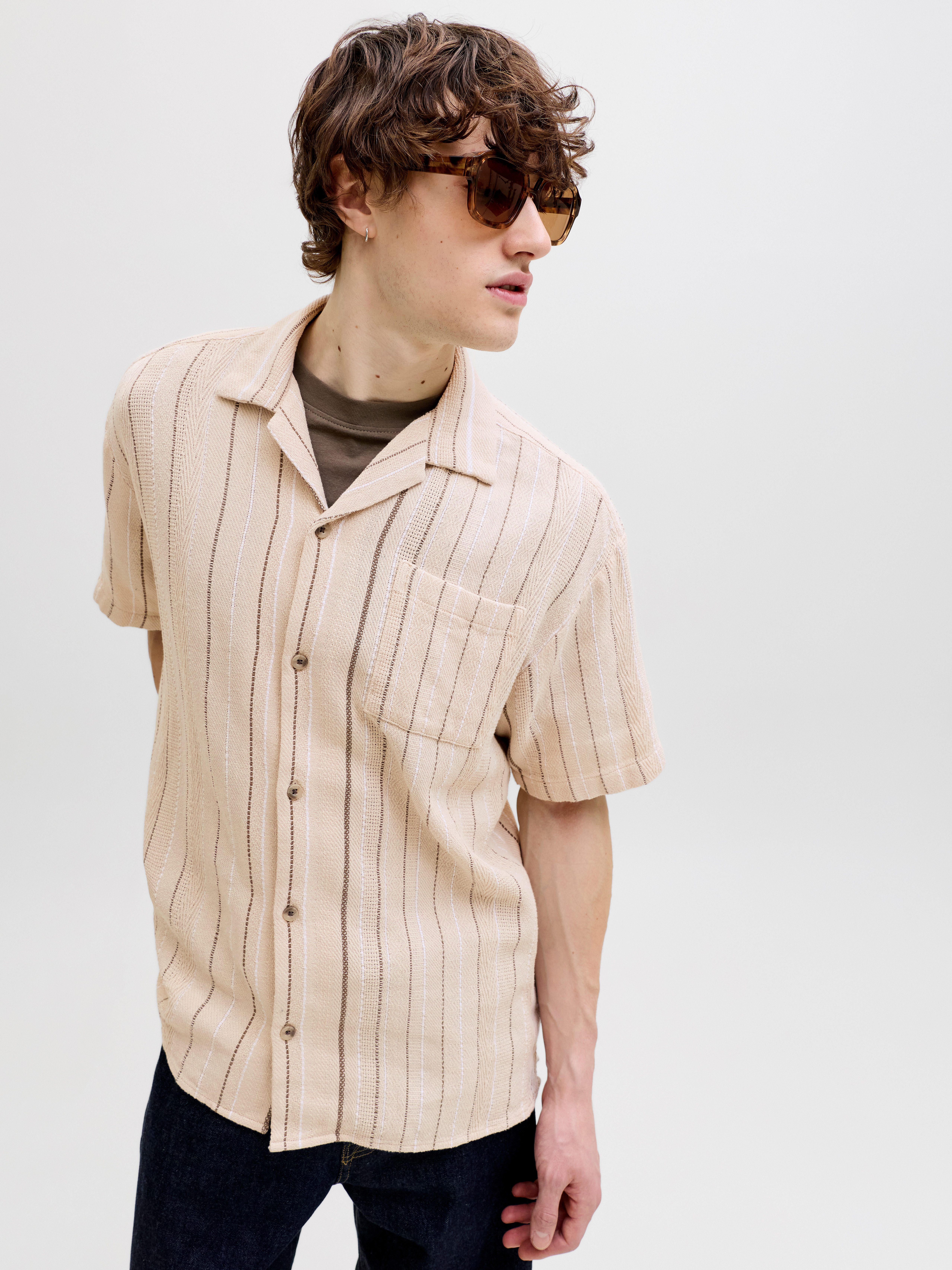 Jack & Jones Kurzarmhemd JJEBRADLEY STRIPED RESORT SHIRT SS LN Baumwolle, loose fit