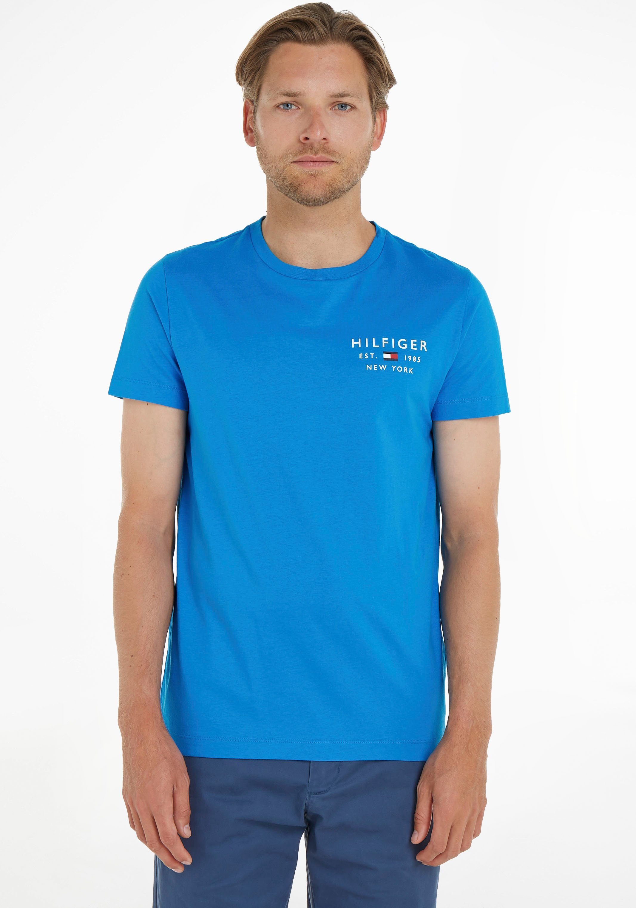 Tommy Hilfiger Rundhalsshirt BRAND LOVE SMALL LOGO TEE in Basicform Shocking Blue | T-Shirts