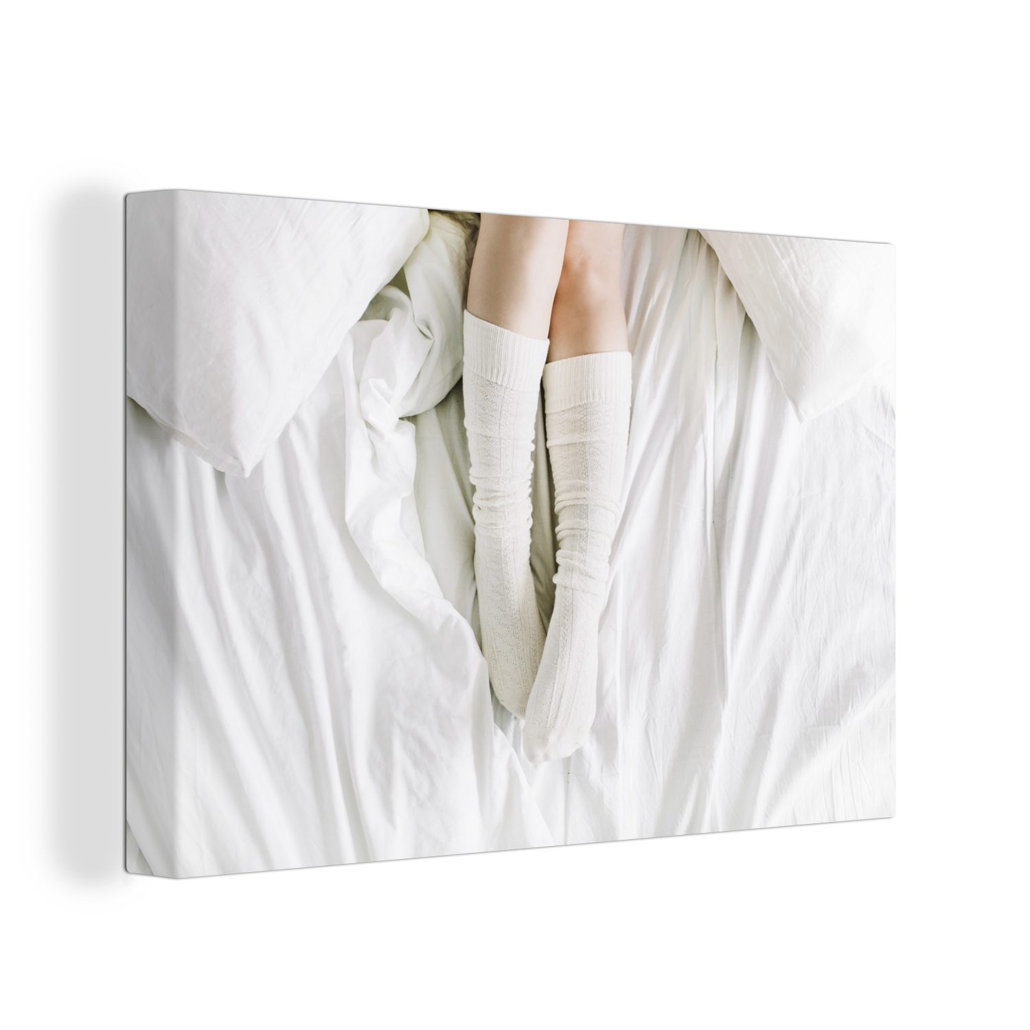 OneMillionCanvasses® Leinwandbild Winter - Bett - Socken, (1 St), Wandbild Leinwandbilder, Aufhängefertig, Wanddeko, 30x20 cm