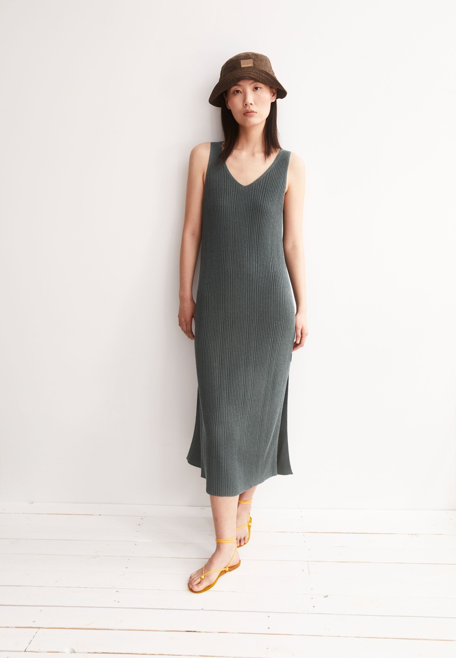 Armedangels Strickkleid LINEN BLEND Strickkleid aus Leinen-Mix V-Ausschnitt – Bild 5 von 5
