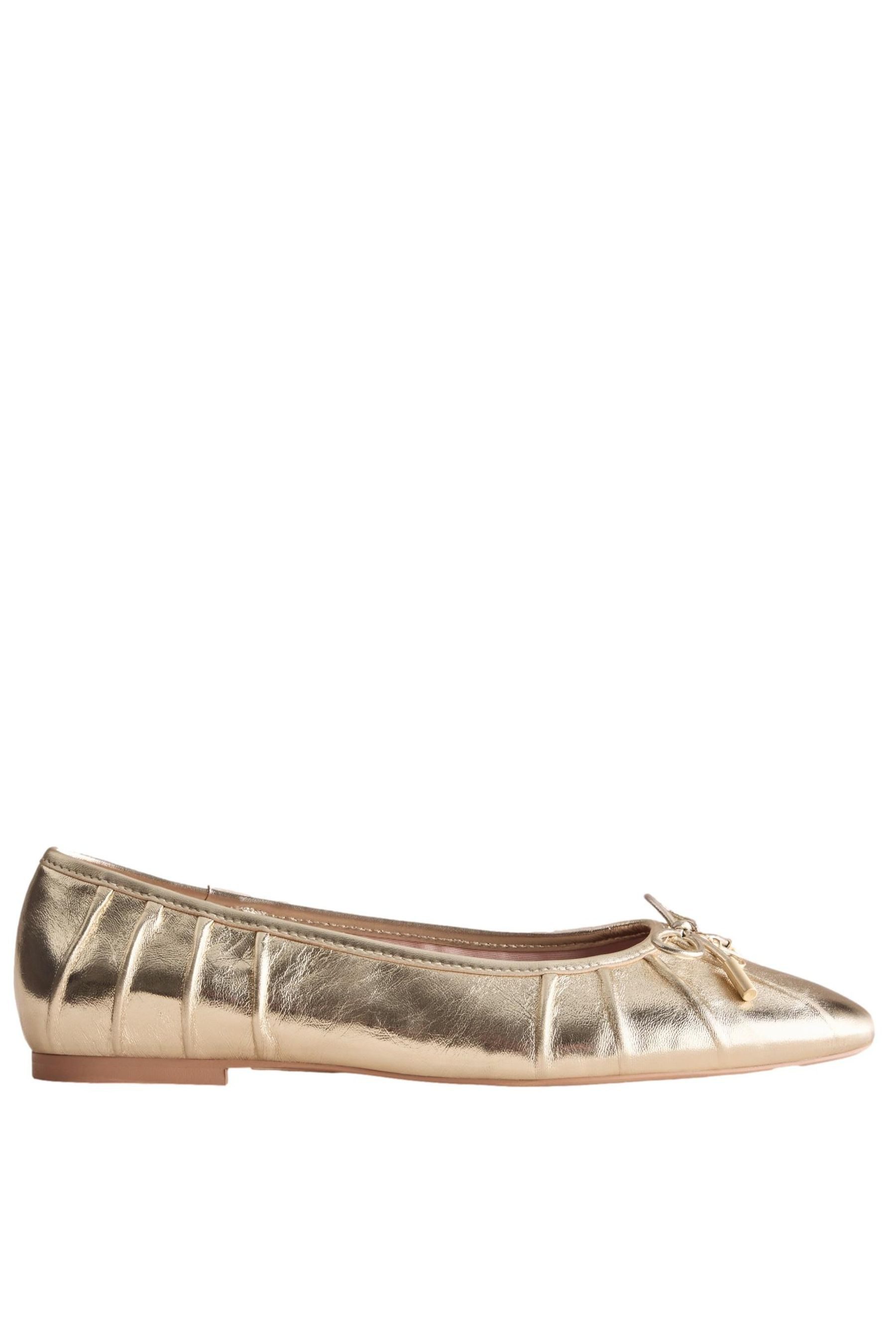 B by Ted Baker B by Ted Baker Ballerinas aus Leder mit Anhänger Ballerina