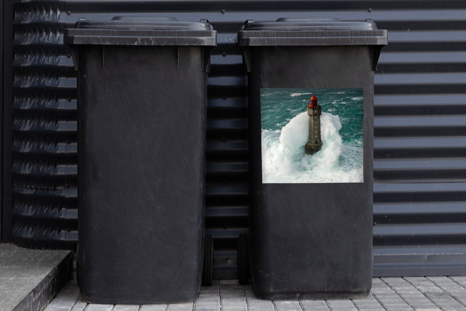 MuchoWow Wandsticker Der Leuchtturm Sticker, Container, (1 St), Jument einem Mülltonne, vor grauen Mülleimer-aufkleber, Himmel Frankreich Abfalbehälter la von in