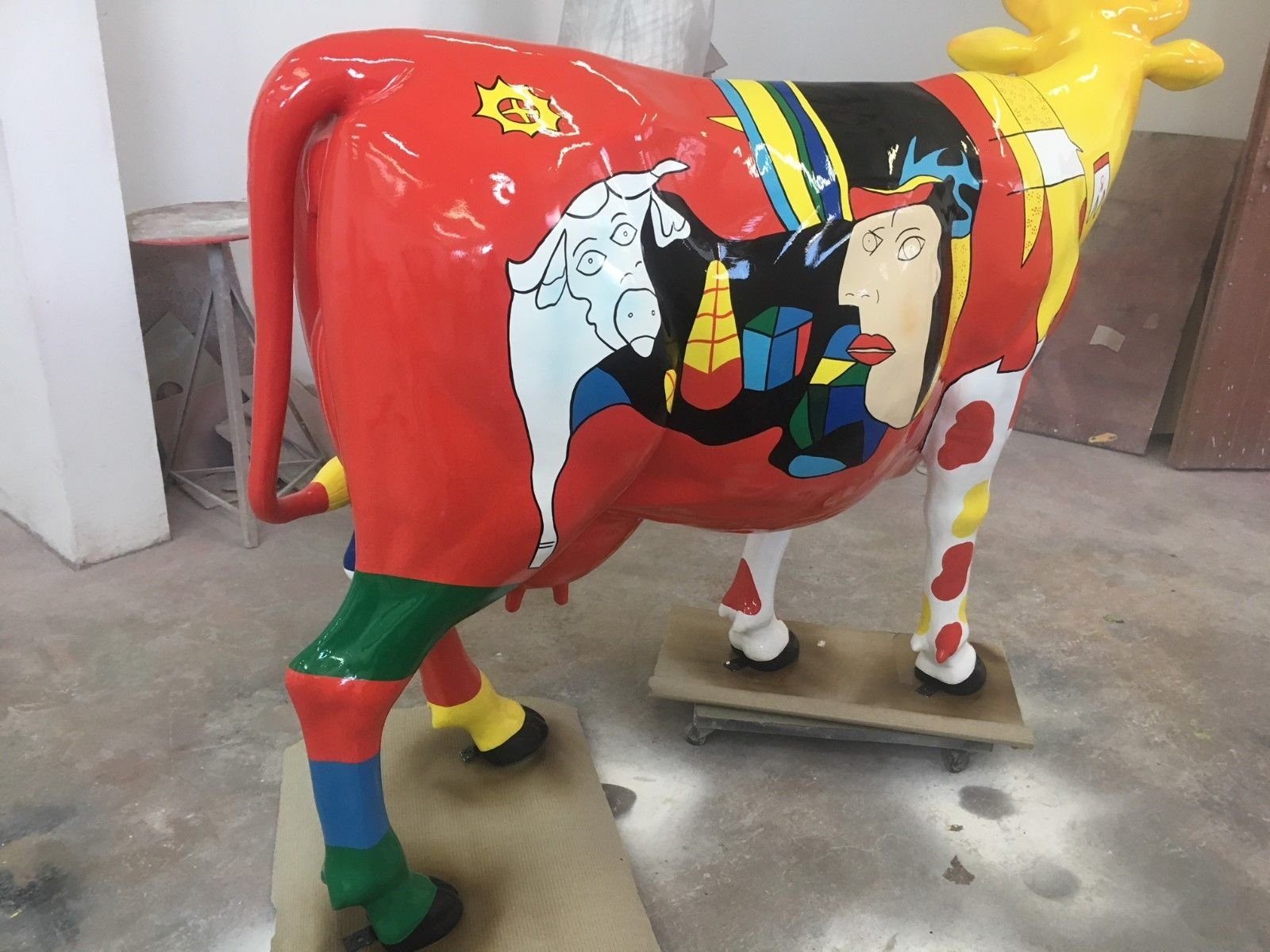 Bunte Gartenfigur Kuh abstrakten Style Kuh Antikes Lebensgroße Wohndesign Bunte Verrückte im Picasso