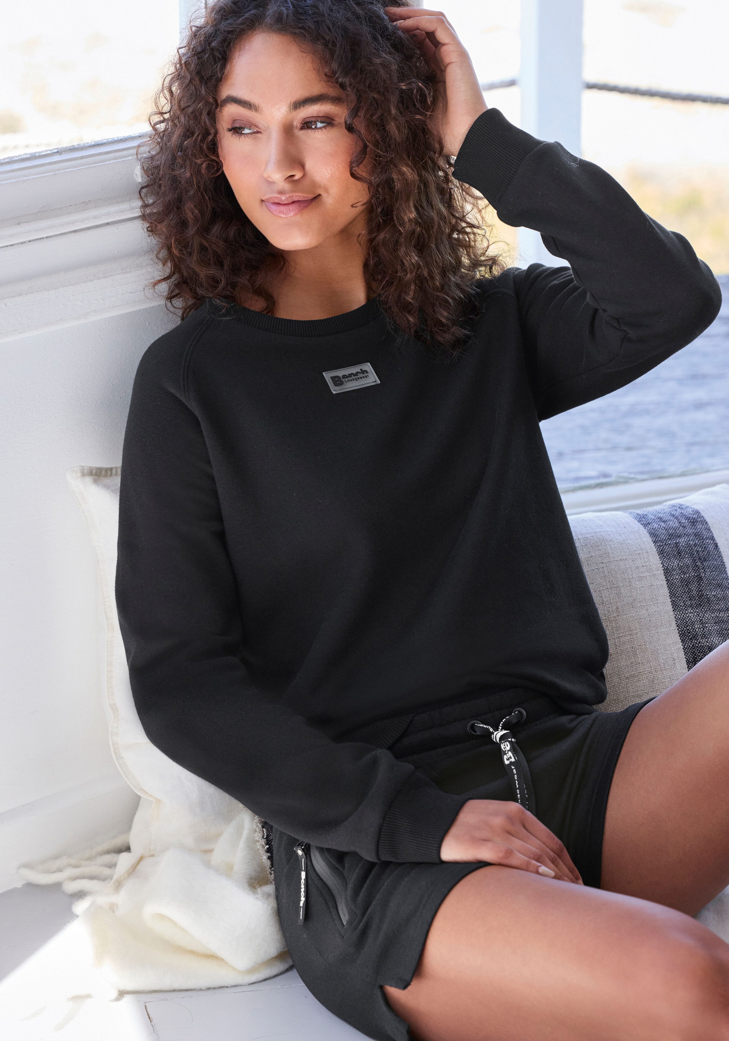 Bench. Loungewear Sweatshorts mit seitlichen Schlitz und Reißverschlusstaschen, Loungewear – Bild 5 von 5