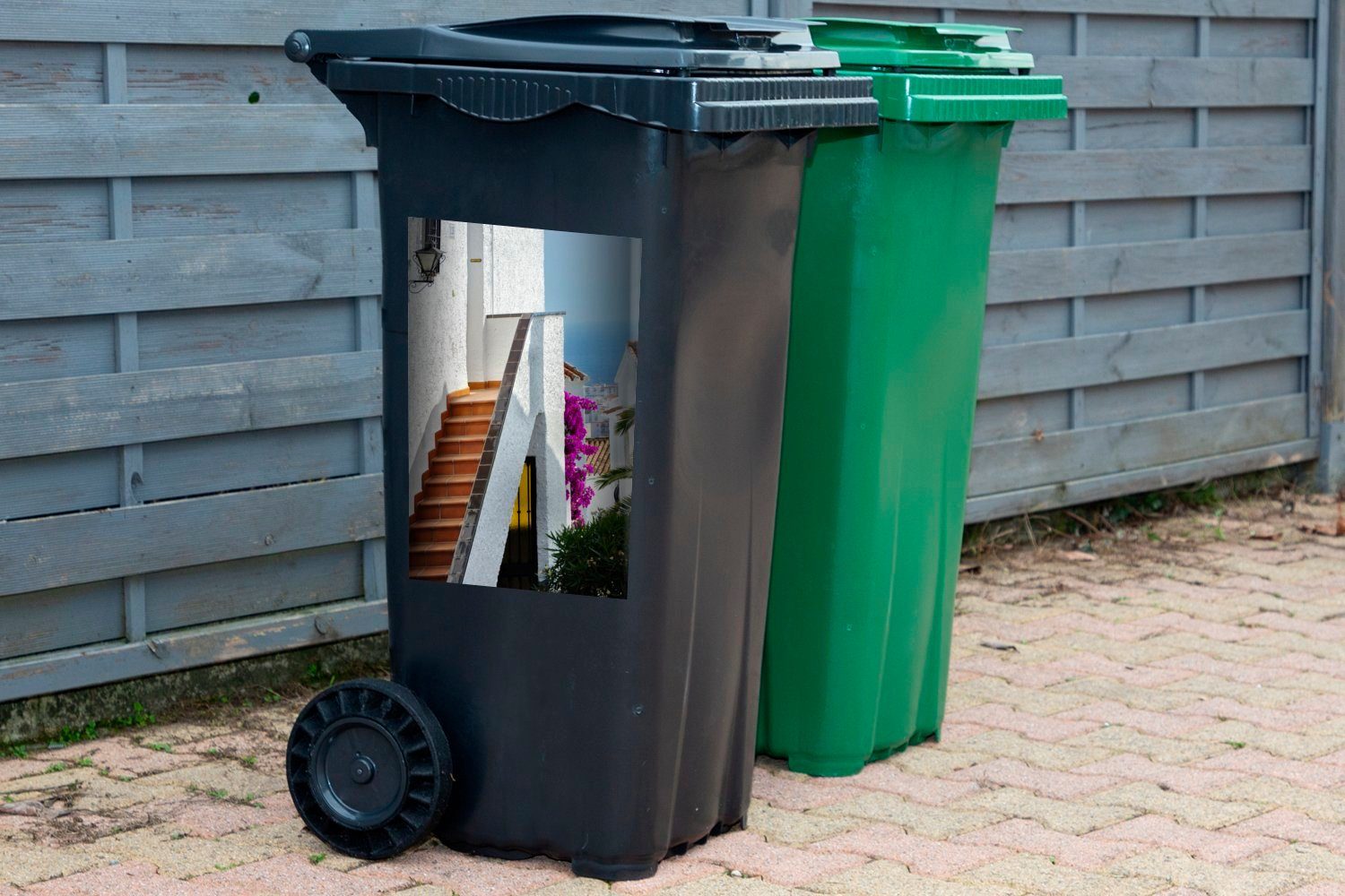 Mülleimer-aufkleber, MuchoWow Container, den Mülltonne, auf Meer Spaniens (1 zwischen Wandsticker weißen Sticker, Abfalbehälter Häusern St), Blick das Ein