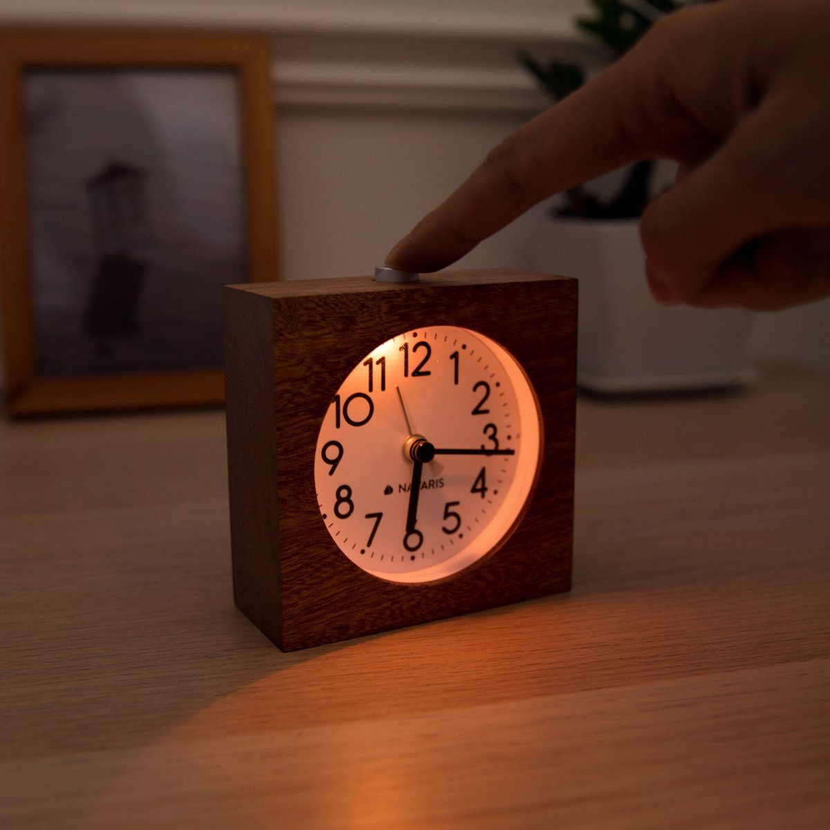 Navaris Wecker - mit Design Uhr Snooze Retro im - Naturholz Wecker Holz Viereck