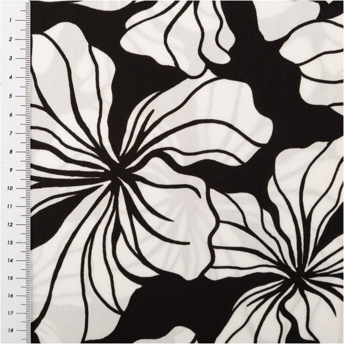 SCHÖNER LEBEN. Stoff Viskose Stoff Meterware Radiance Blüten schwarz weiß 142cm, allergikergeeignet
