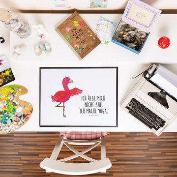 Mr. & Mrs. Panda Schreibtischunterlage Flamingo Yoga - Weiß - Geschenk, Tiefenentspannung, Schreibtischaufla, (1 tlg)