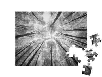 puzzleYOU Puzzle Bäume ragen in den nebligen Himmel, schwarz-weiß, 48 Puzzleteile, puzzleYOU-Kollektionen Fotokunst
