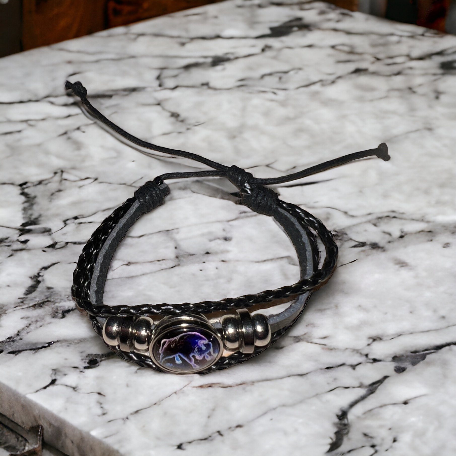 Stelby Armband mit Gravur Sternzeichen Stier mit 3D Gravur im Glas (Weihnachtsgeschenk, Geburtstagsgeschenk, Valentinstaggeschenk, modern, minimalistisch), langlebig, pflegeleicht, unisex