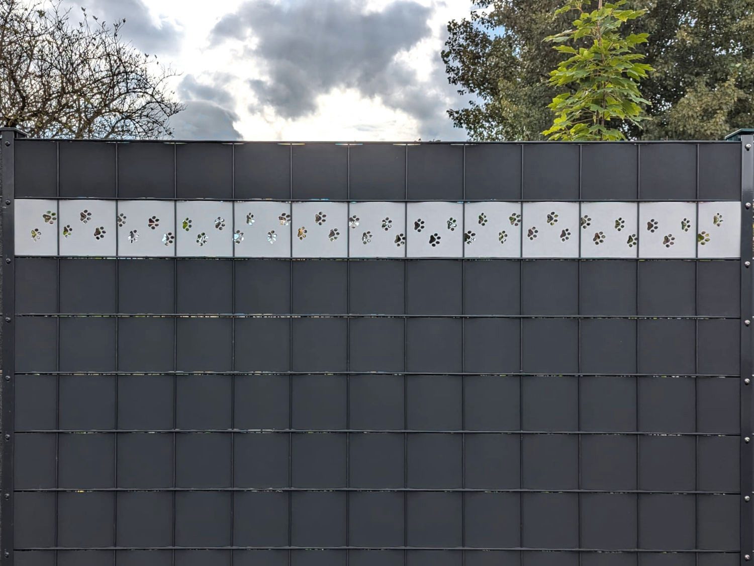 zaunzu Sichtschutzstreifen PREMIUM Dekor Tapsi für Doppelstabzäune Rot 2,55m, (1x Einzelstreifen, Hochwertiger Laserstreifen), 5 Jahre garantierte Farbechtheit, UV-beständiger Sichtschutz