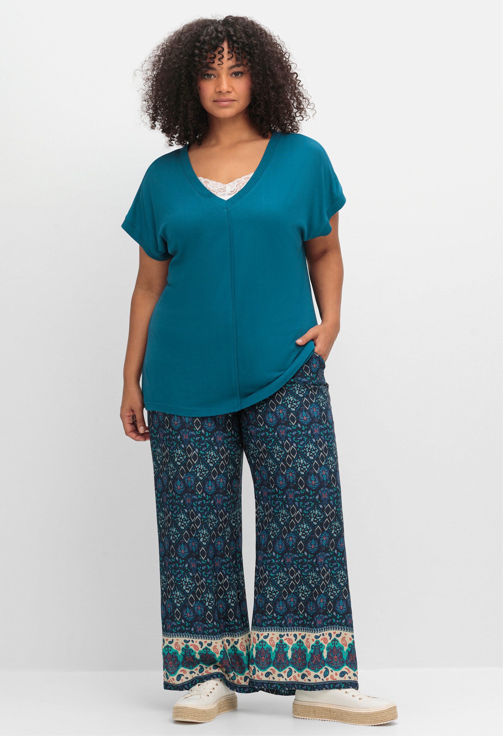 Sheego T-Shirt T-Shirt . mit V-Ausschnitt und Zierpaspel vorn günstig online kaufen