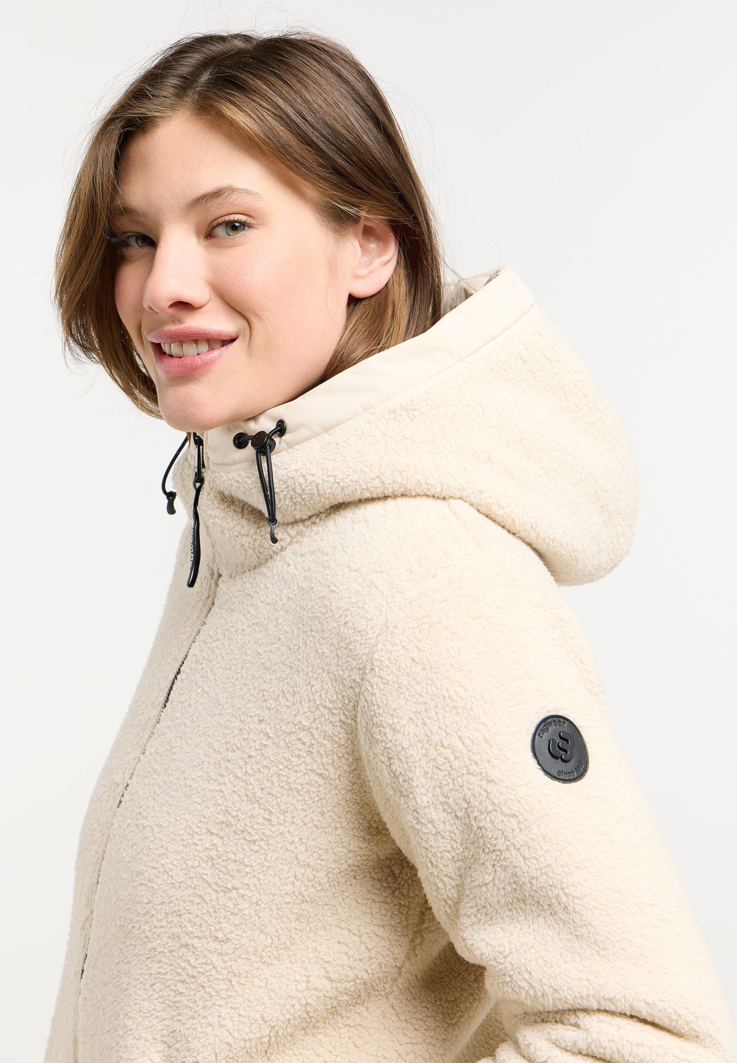 Ragwear Fleecejacke COUSY SHORT hüftlange Länge, mit Reißverschluss, figurumspielende Passform