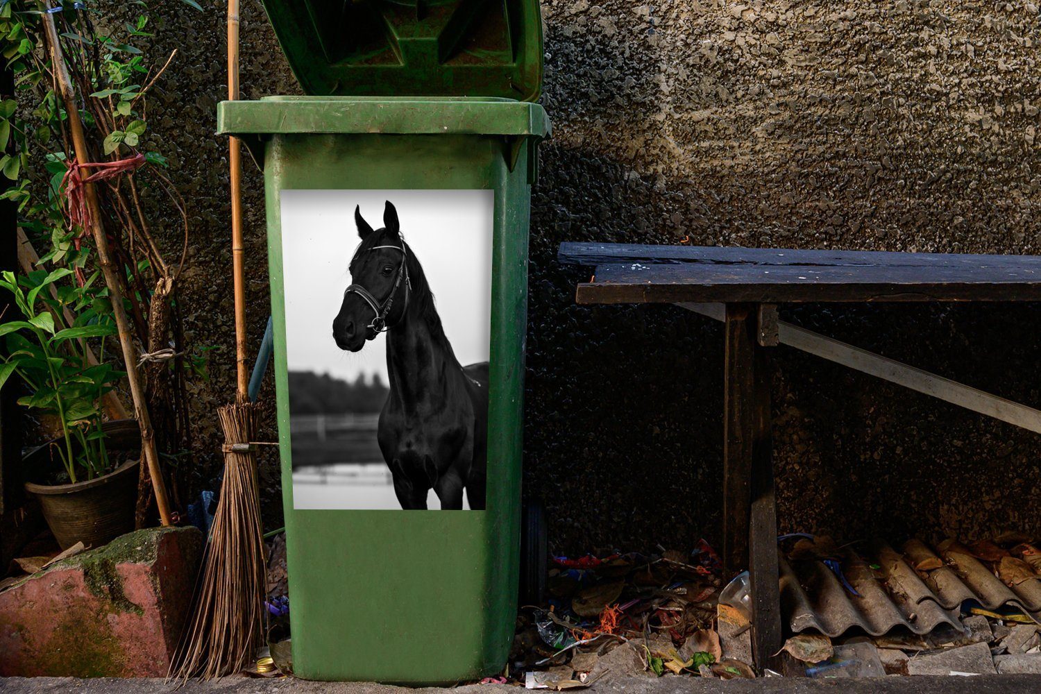 und MuchoWow Pferdes Wandsticker (1 schwarz Container, Abfalbehälter eines Porträt Sticker, Mülltonne, St), weiß - Mülleimer-aufkleber,