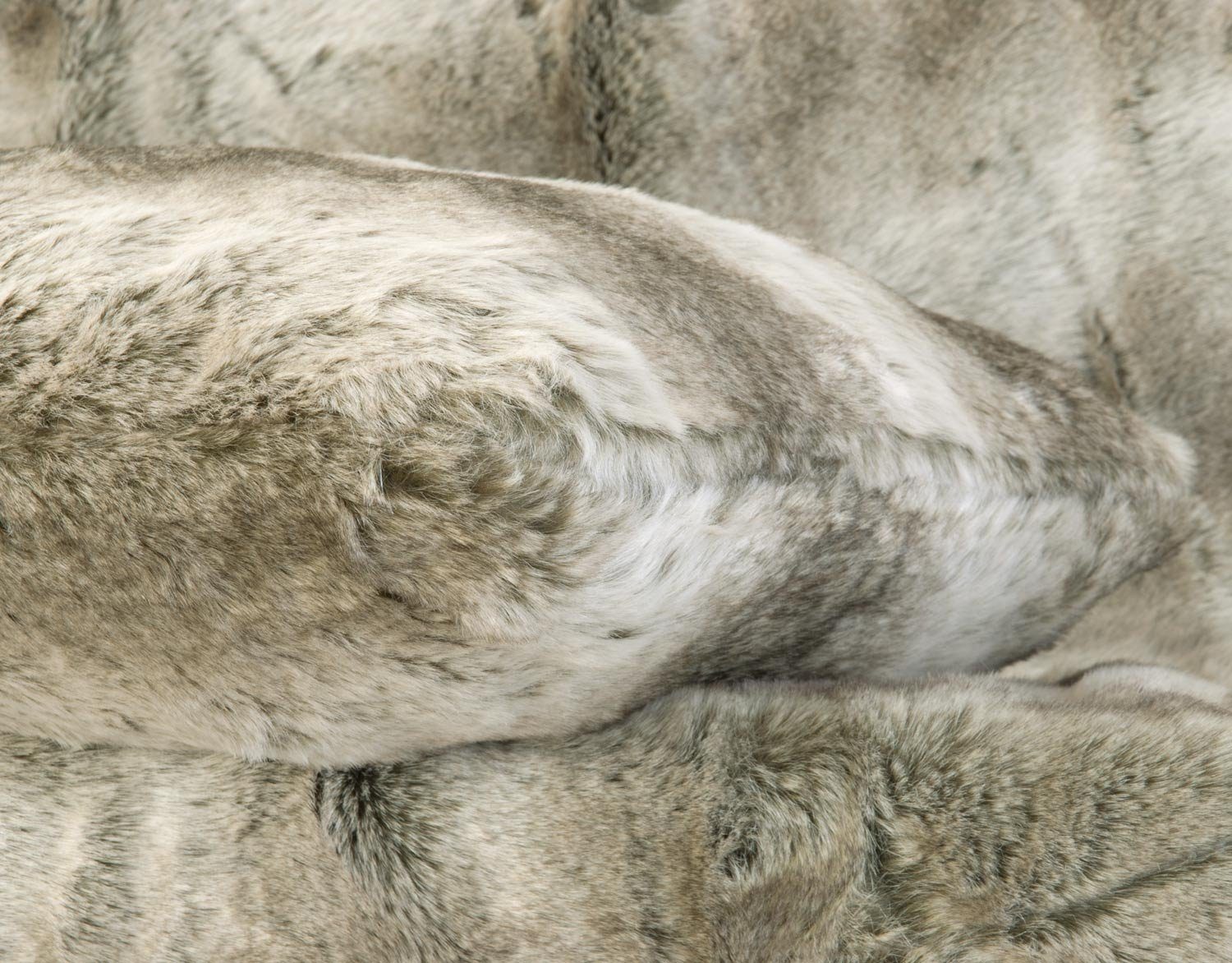 Wohnen und Accessoires GmbH & Co. KG Fellkissen Fellkissen (Kunstfell) "Grauwolf grau-beige" 45x45 cm, Felloptik