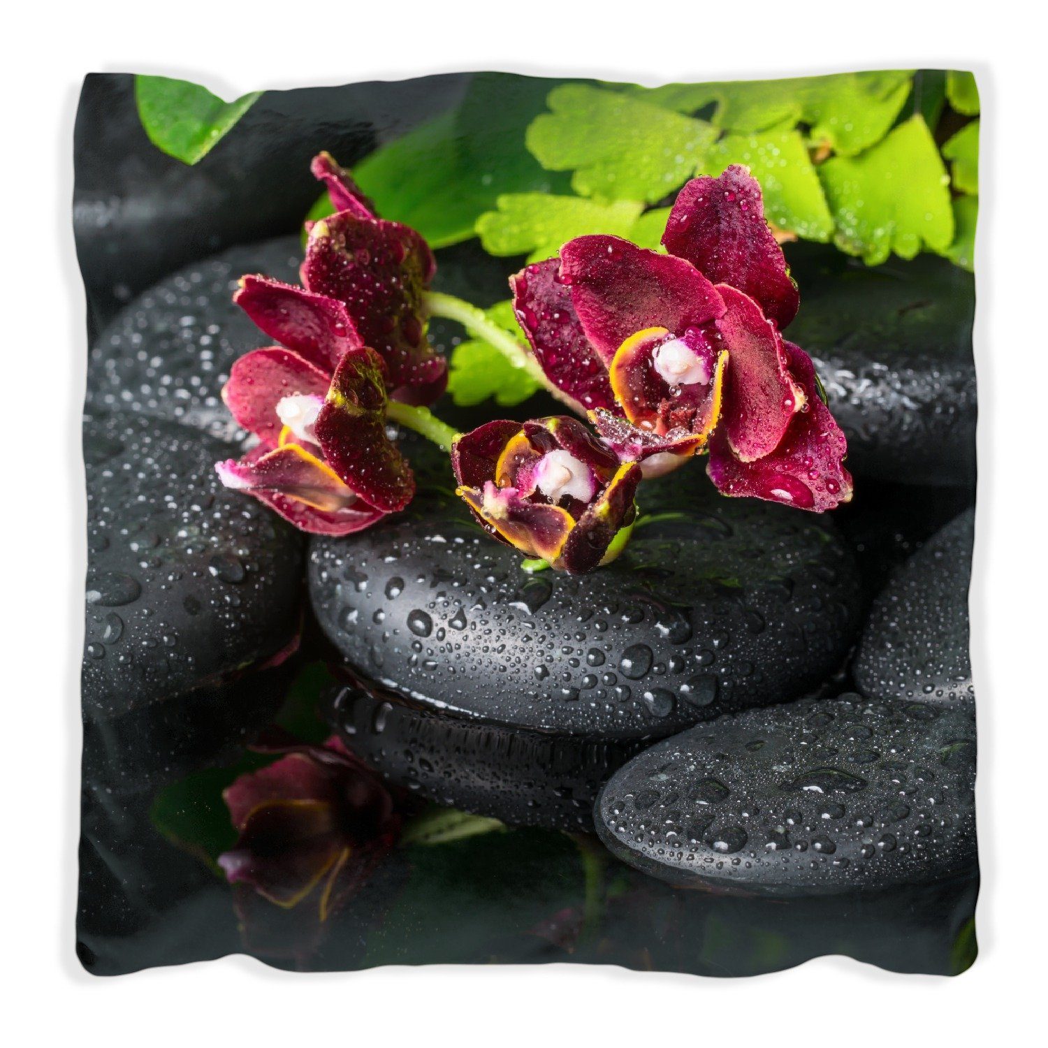 Wallario Dekokissen Dunkelrote Orchideen-Blüte auf schwarzen Steinen mit Regentropfen, handgenäht