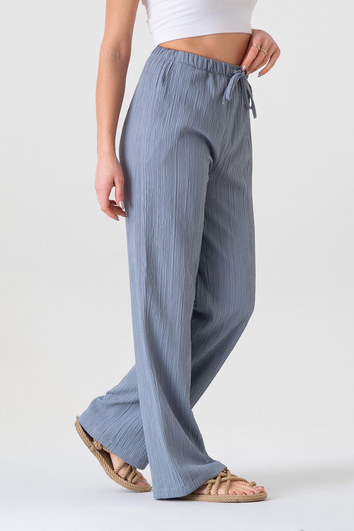 fashionshowcase Palazzohose Damen Sommerhose Crinkle Marlene-Hose mit weitem Bein Weiches & luftiges Material, leicht fallend, mit Crinkle-Struktur – Bild 5 von 5