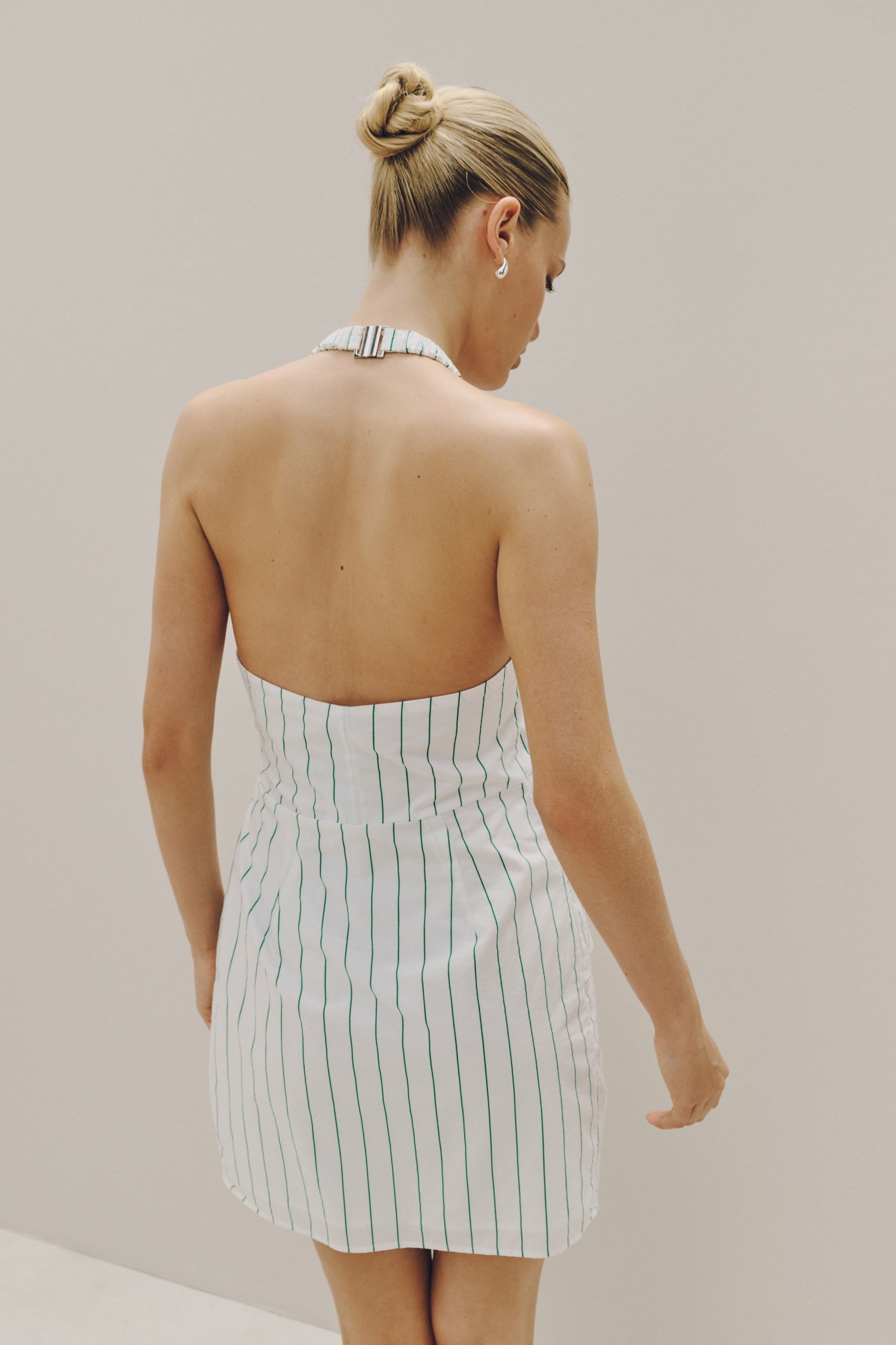 Next Minikleid Neckholder-Sommerkleid in Minilänge mit Schal (1-tlg) – Bild 5 von 5