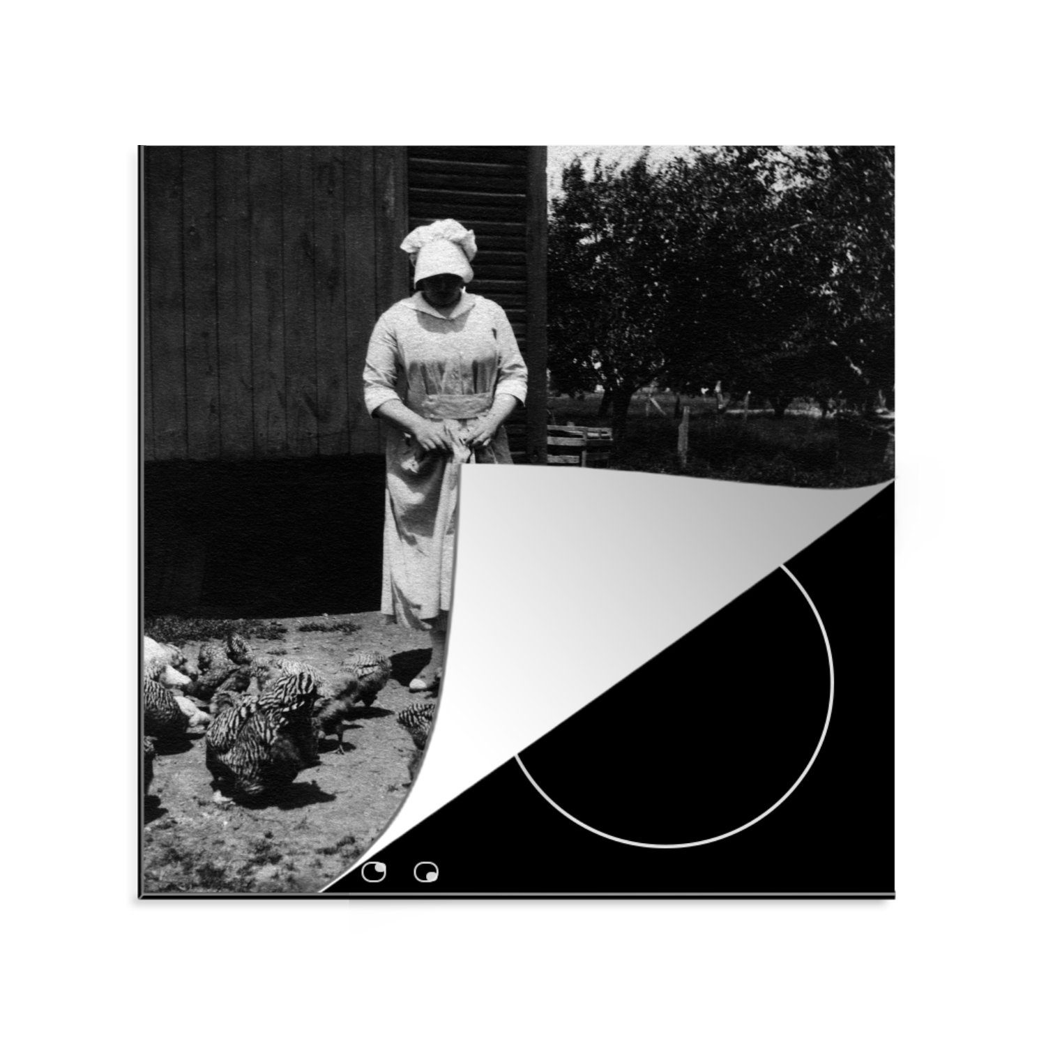 MuchoWow Herdblende-/Abdeckplatte Frau, die ihre Hühner füttert, in Schwarz und Weiß, Vinyl, (1 tlg), 78x78 cm, Ceranfeldabdeckung, Arbeitsplatte für küche