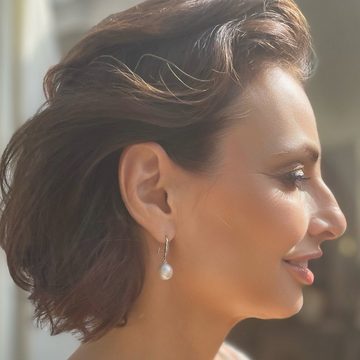 Célia von Barchewitz Perlenohrringe "ALICE" Ohrhänger für Damen mit ovaler Süßwasserzuchtperle, Edelstahl, mit Zirkonia veredelt, vergoldet