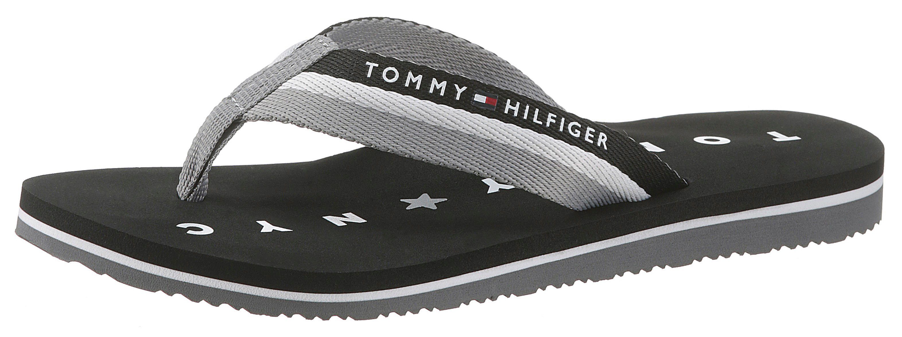 Tommy Hilfiger TOMMY LOVES NY BEACH SANDAL Zehentrenner mit Logo ausf der Laufsohle schwarz-weiß