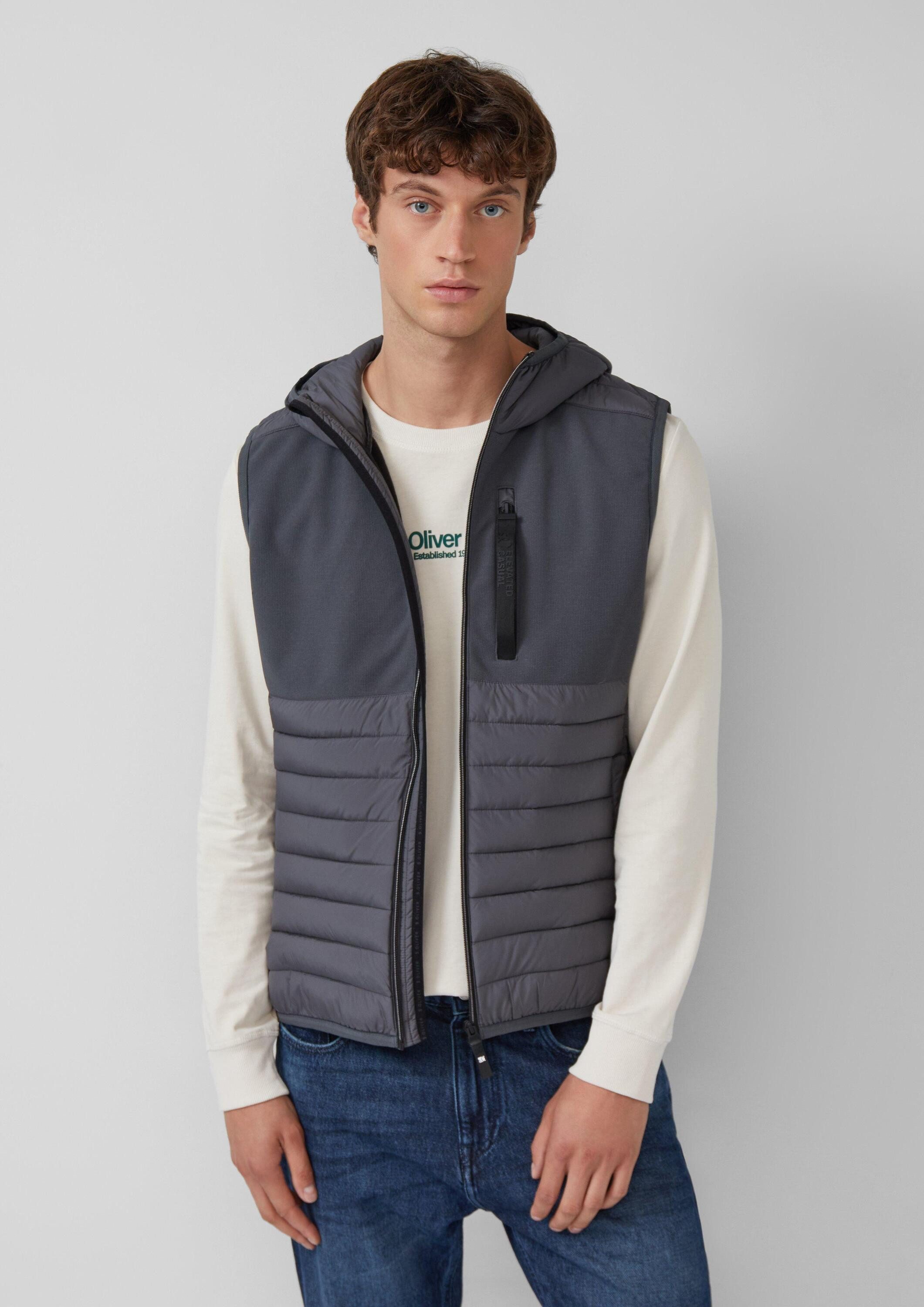 s.Oliver Outdoorjacke Outdoor-Weste Leichte Weste aus Materialmix mit Kapuze