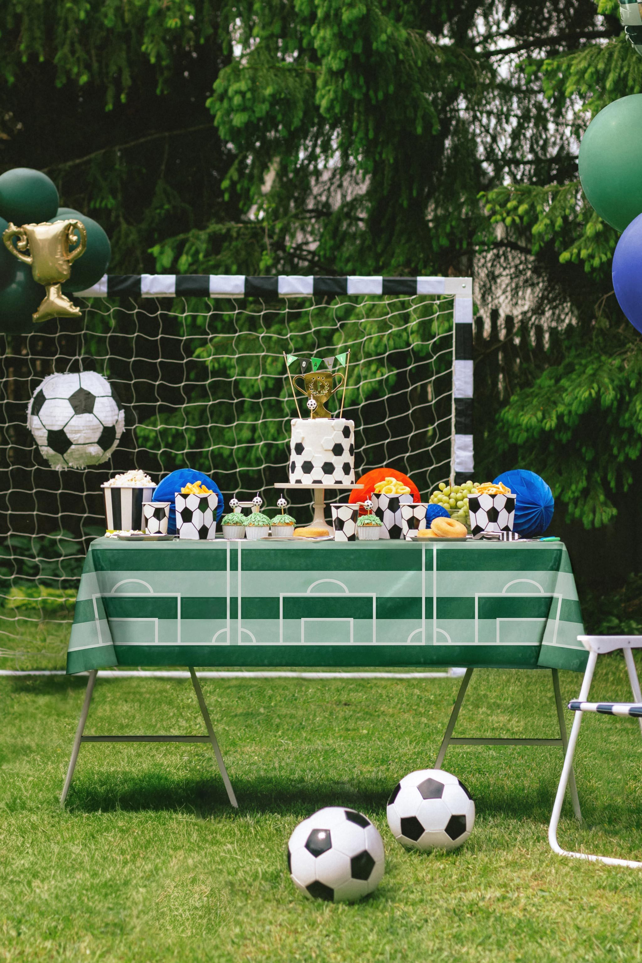 partydeco Tischdecke, Papiertischdecke 180x120cm Fußballfelder Motiv Grün / Weiß