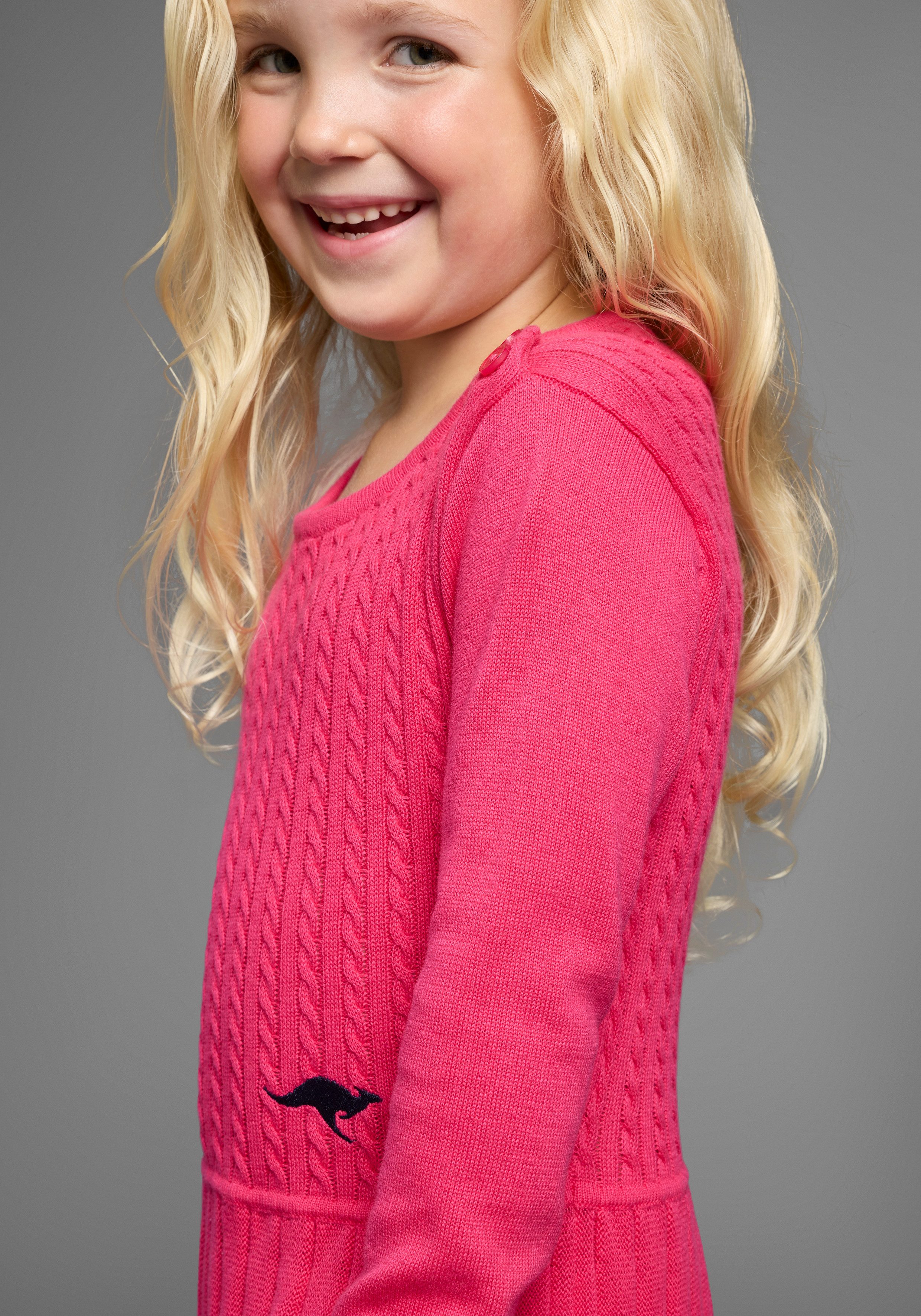 KangaROOS Strickkleid Strickkleid mit Faltenrock Niedliches Strickkleid mit Zopfmuster für kleine Mädchen. Reduzierter Preis € 28,99. Unverbindliche Preisempfehlung € 34,99