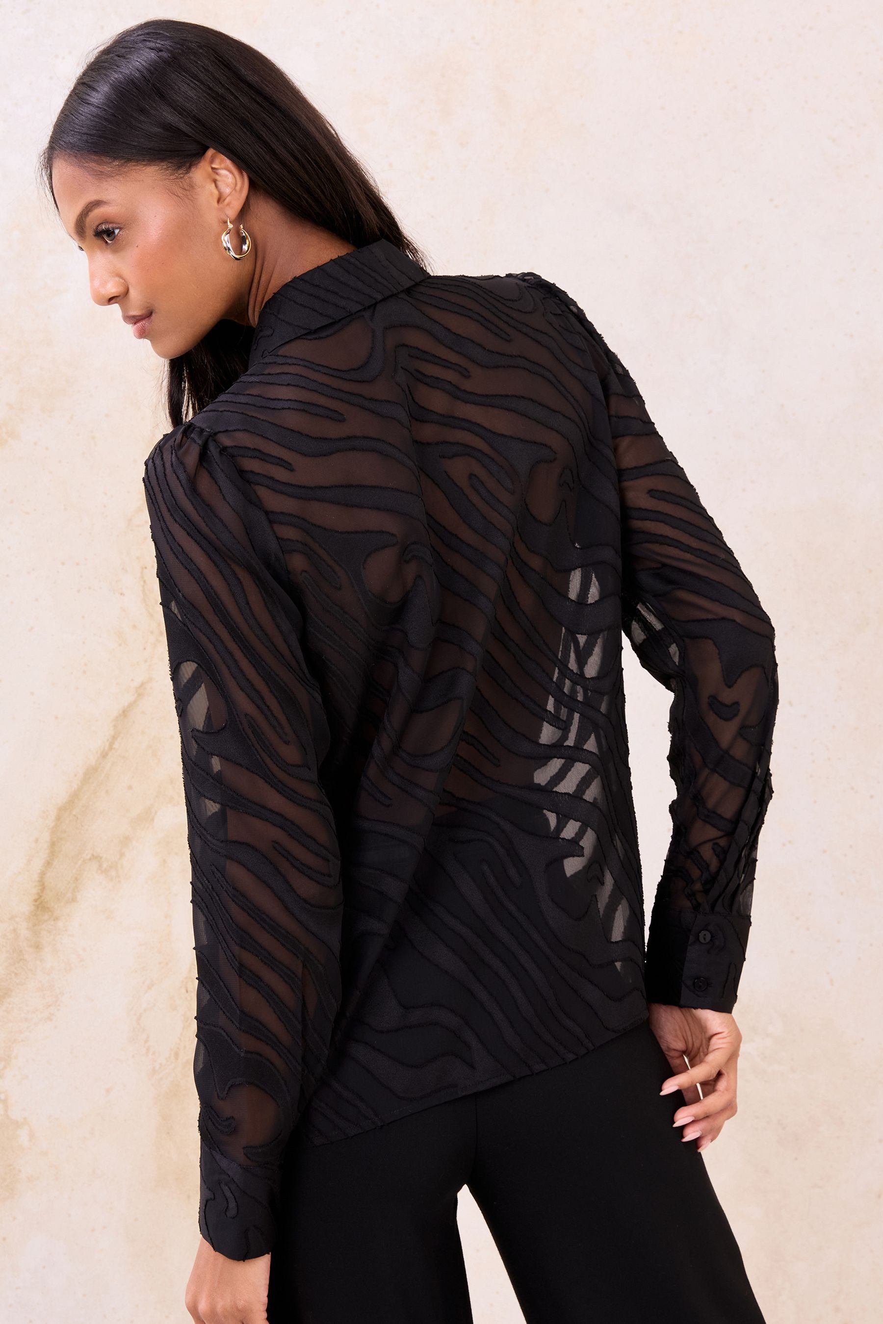 LIPSY Hemdbluse Lipsy Geknöpftes Hemd mit Ausbrenner-Design (1-tlg) günstig online kaufen