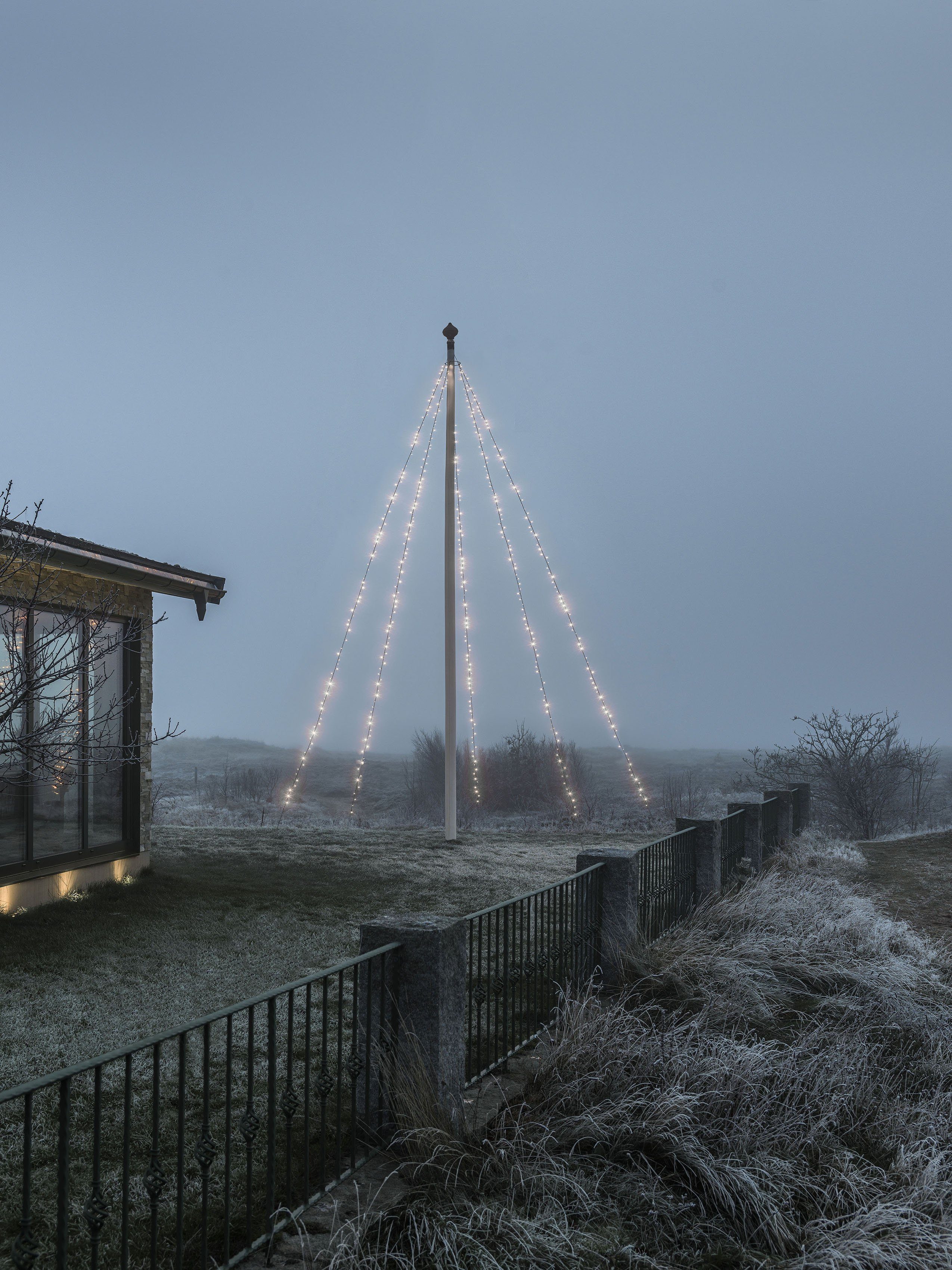 KONSTSMIDE LED-Baummantel Weihnachtsdeko aussen, Christbaumschmuck, 500-flammig, LED Fahnenmastbeleuchtung mit Ring, 5 Stränge à 100 gefrostete Dioden | Baummäntel