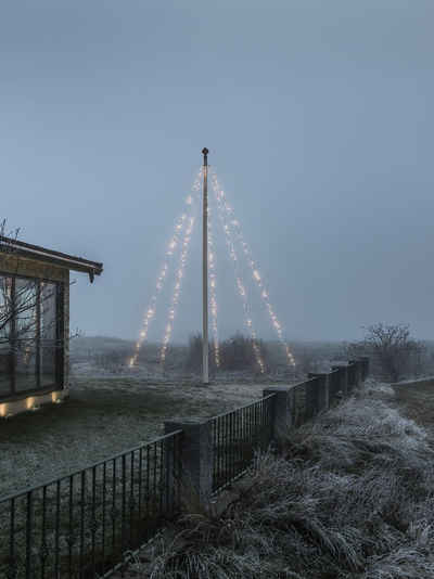 KONSTSMIDE LED-Baummantel Weihnachtsdeko aussen, Christbaumschmuck, 500-flammig, LED Fahnenmastbeleuchtung mit Ring, 5 Stränge à 100 gefrostete Dioden