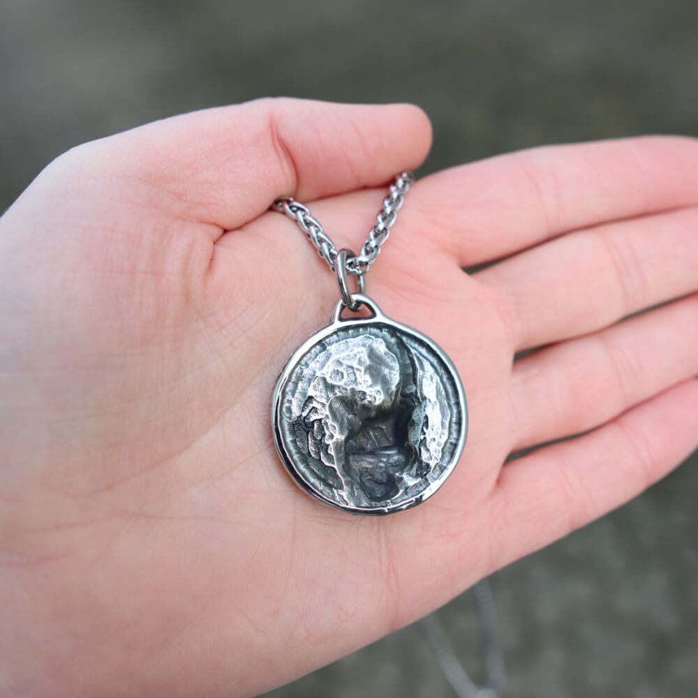 DALMARO Kette mit Anhänger Lederkette Edelstahlkette 316L GOTHIC AMULETT, Herren Halskette Biker / Wikinger Kette - Schmuckbox