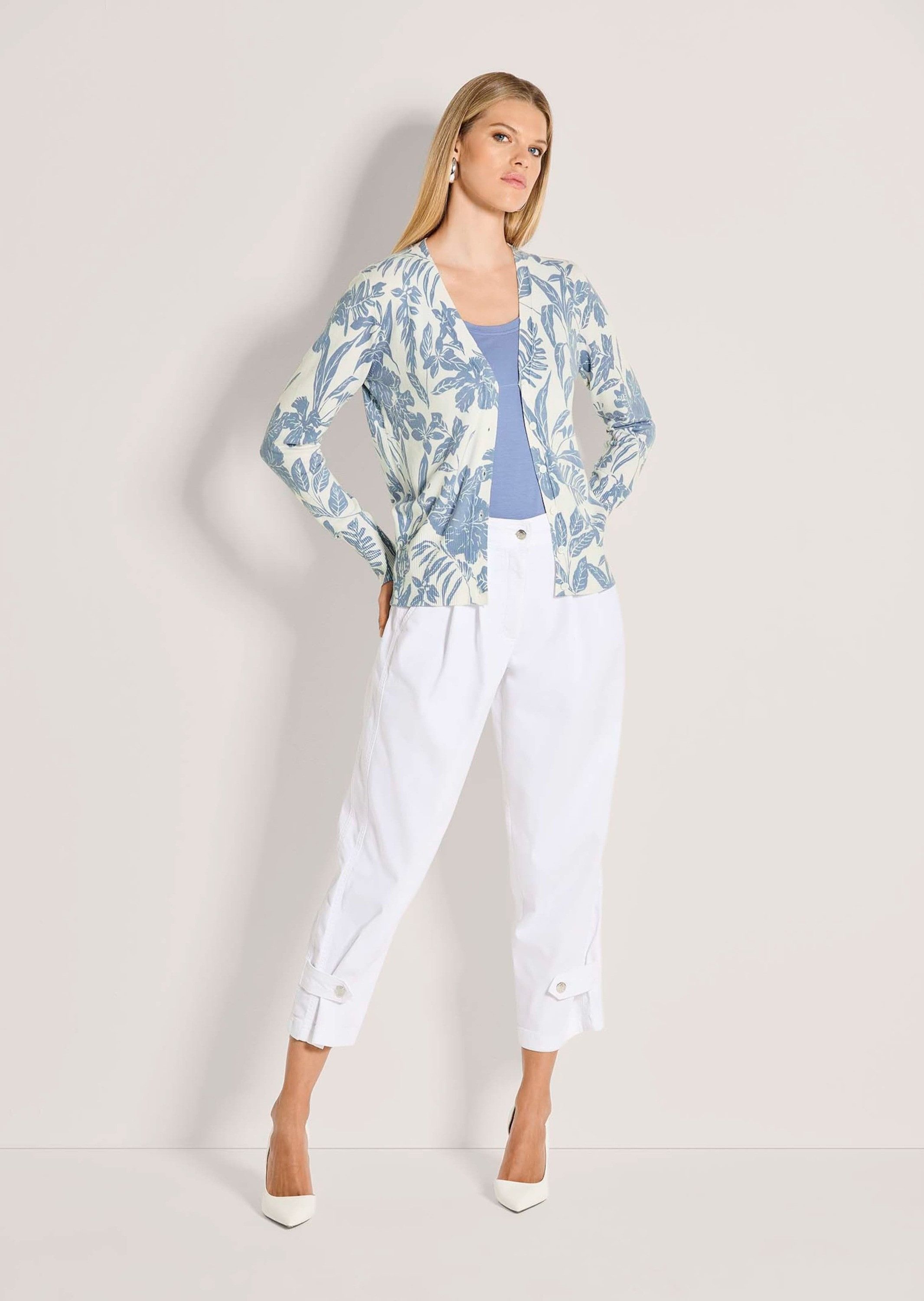 MADELEINE Strickjacke Florale Feinstrickjacke mit V-Ausschnitt Langarm Sommerjacke mit Blumendruck, Rippenbündchen, Knopfleiste