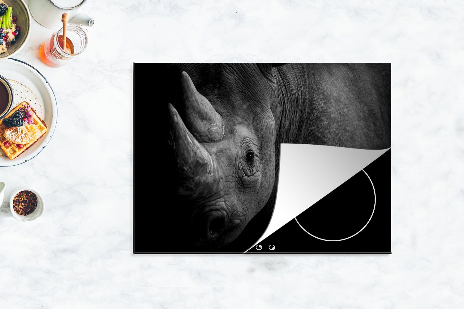 Ceranfeldabdeckung 70x52 - tlg), schwarz-weiß, von Nashorn Arbeitsfläche der nutzbar, Herdblende-/Abdeckplatte cm, MuchoWow Mobile (1 Vinyl, Nahaufnahme Seite