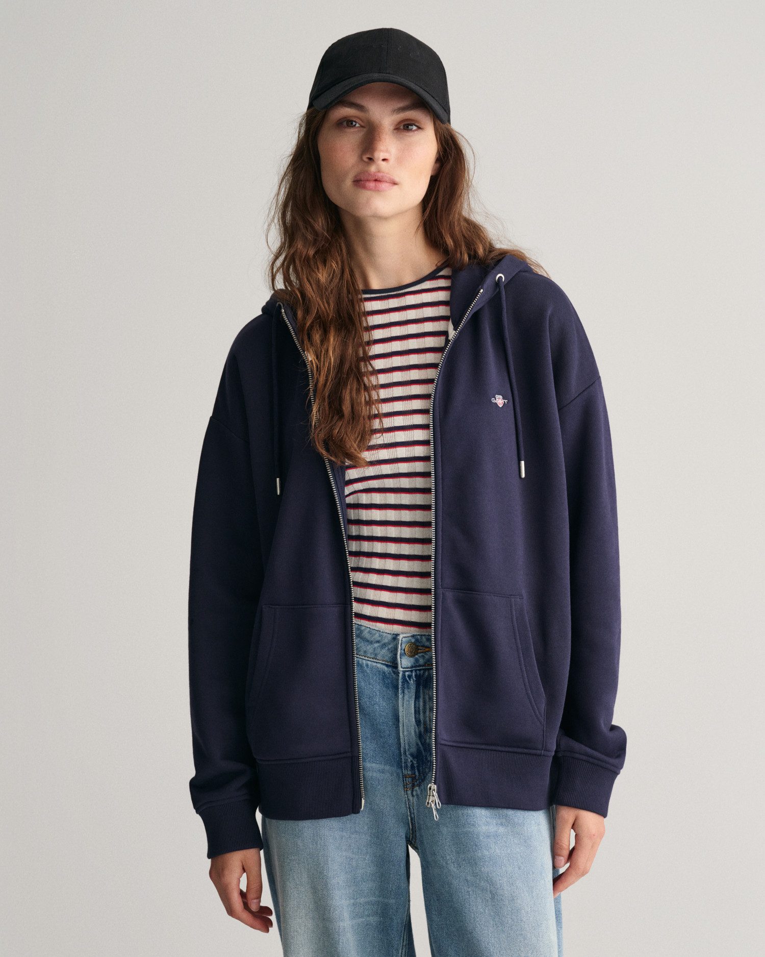 Gant Kapuzensweatjacke SHIELD ZIP HOODIE Grafische GANT-Stickerei auf der Brust