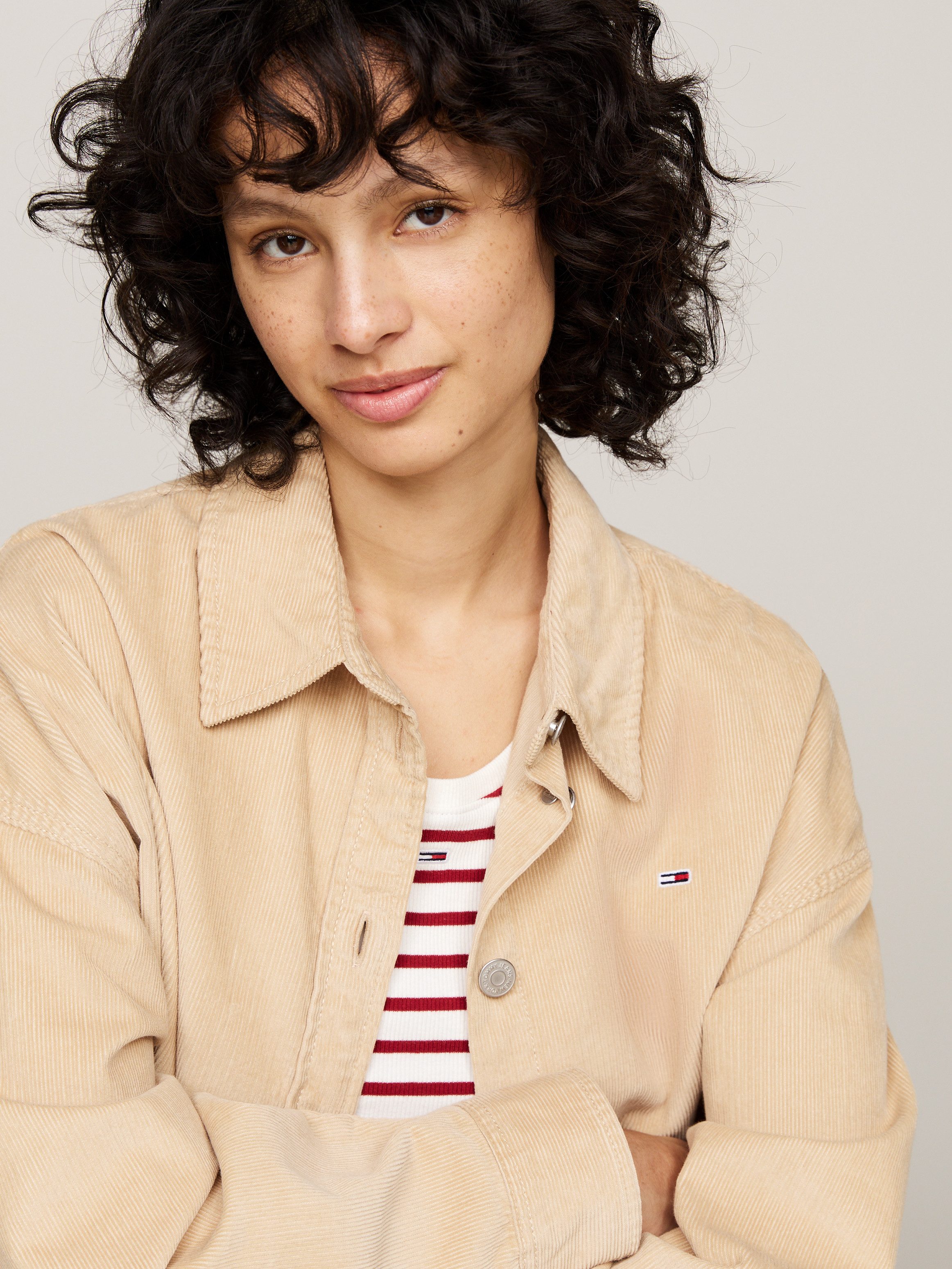 Tommy Jeans Outdoorbluse TJW FINE CORD OVERSHIRT aus Feincord, Logo-Flag günstig online kaufen