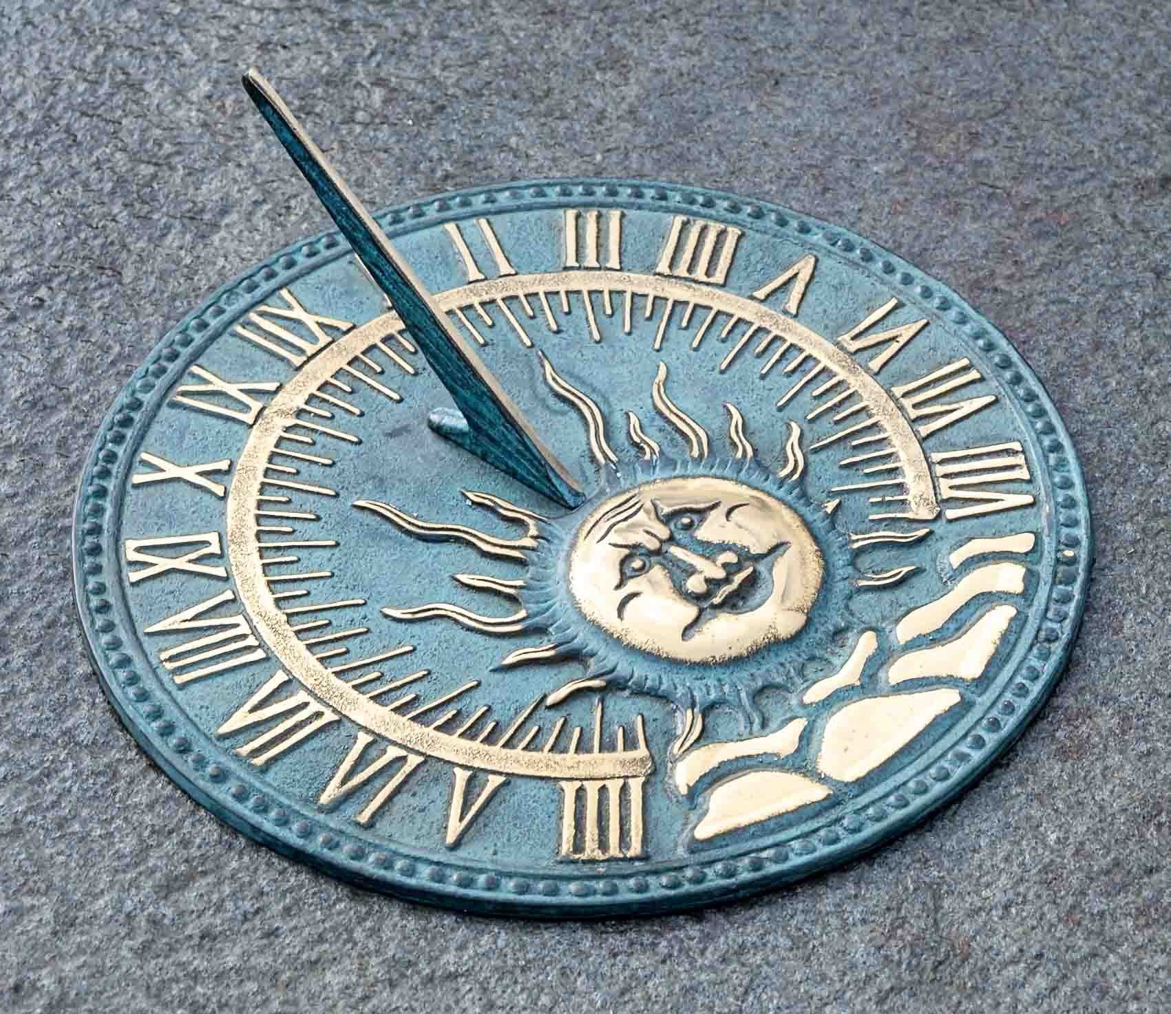 IDYL Sonnenuhr Outdoor Zeitmesser aus Bronze "Flache Sonnenuhr", Bronze, Bronze – sehr robust – Langlebig – witterungsbeständig