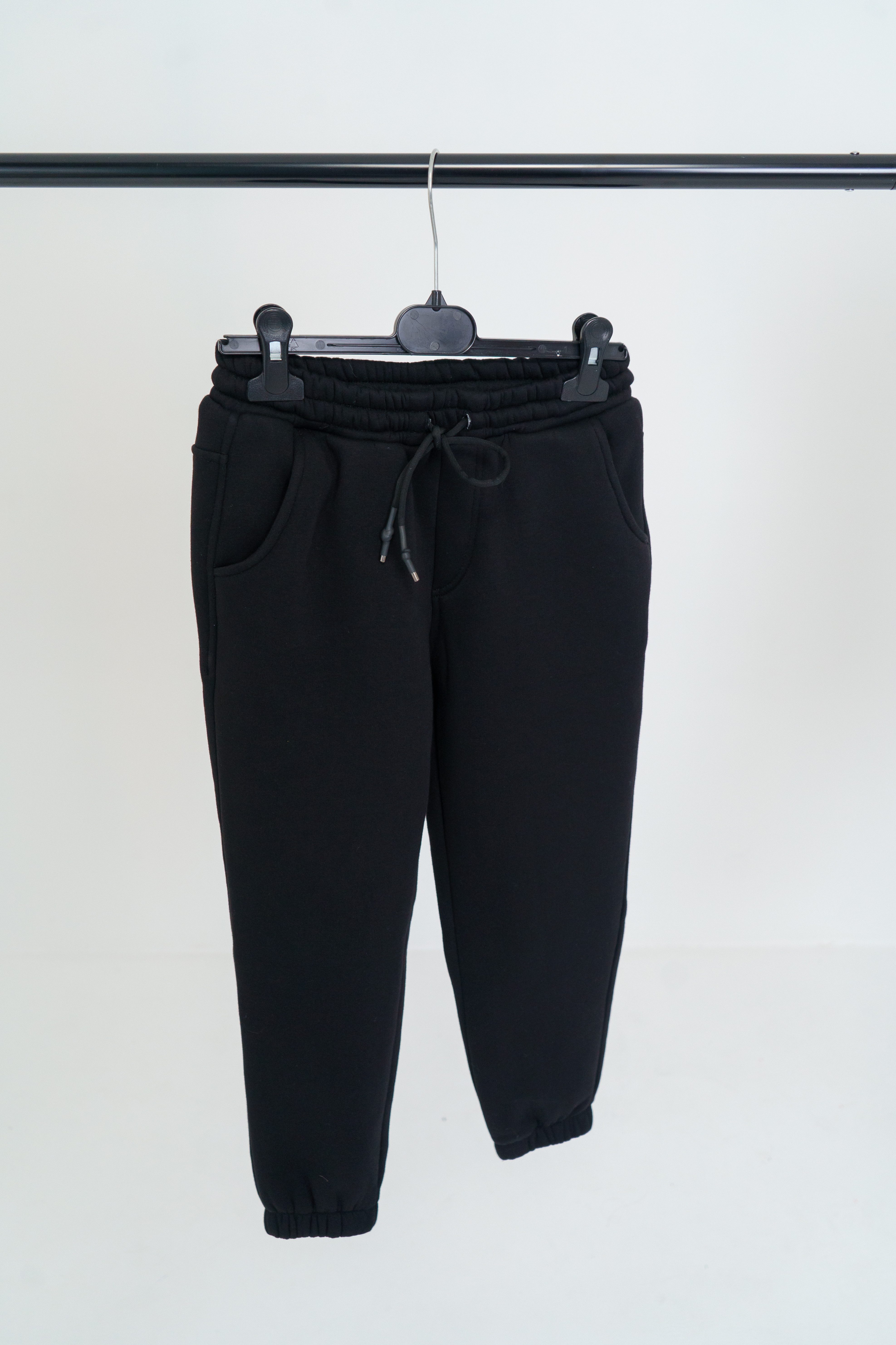 LEMONI Jogginghose Warme schwarze Hose mit Fleecefutter für Kinder unisex Elastikbund mit Tunnelzug