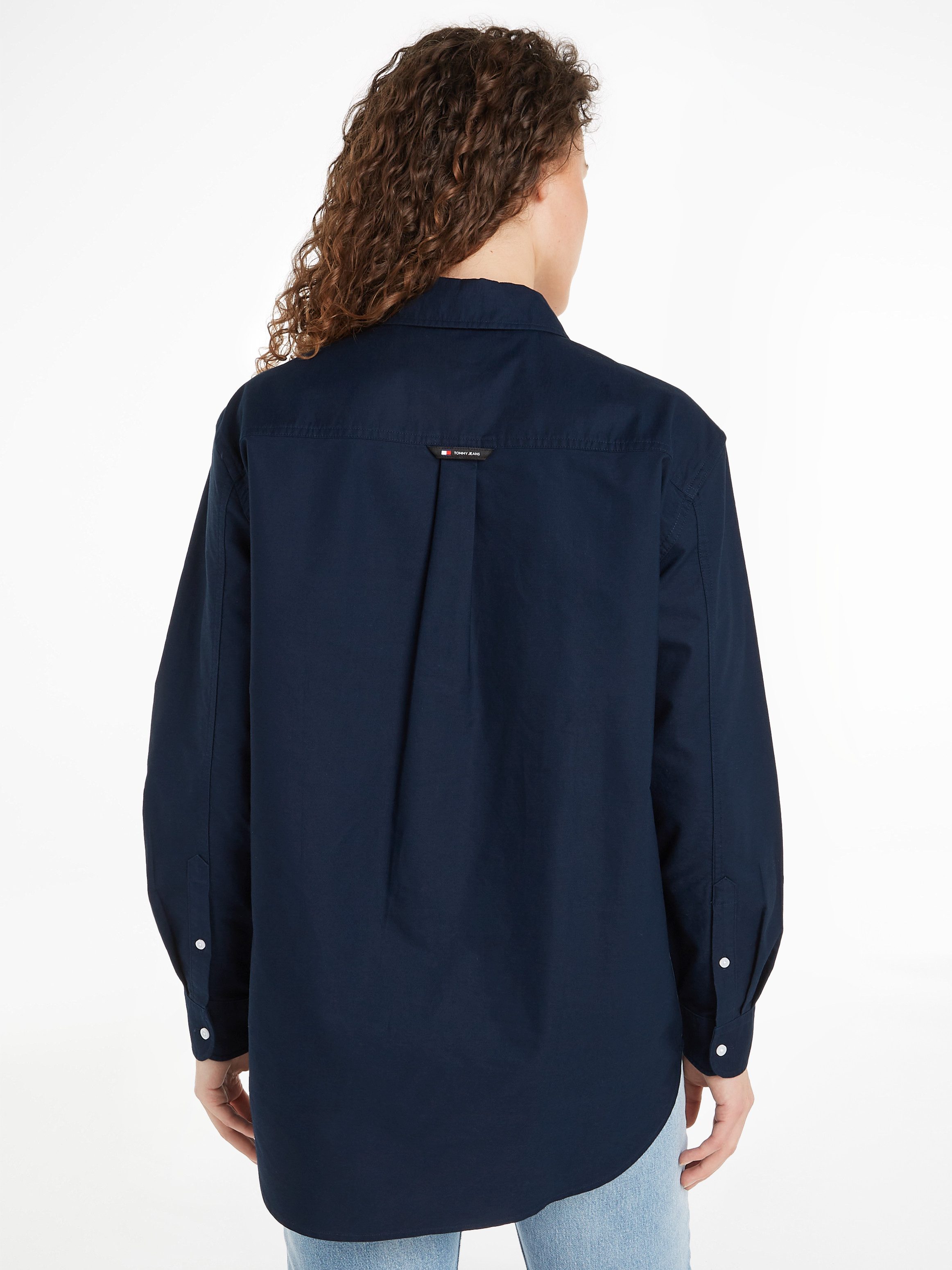 Tommy Jeans Blusentop TJW BADGE BOYFRIEND mit Tommy Jeans Logo-Badge