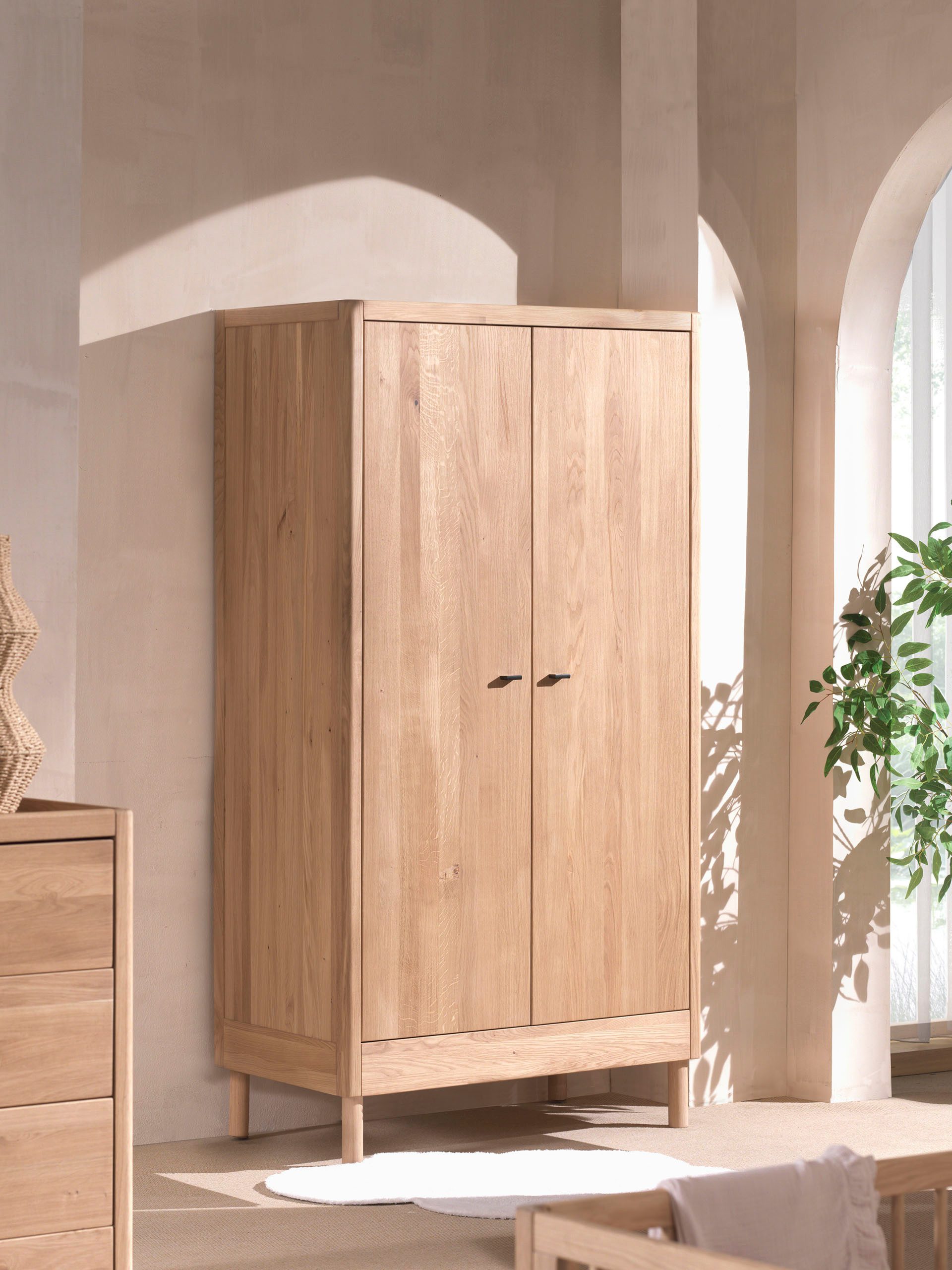 Home affaire Kleiderschrank Forrest mit 2 Drehtüren (Soft-Close), Made in Europe, zeitloses Design (B/H/T ca: 100x190x55 cm, Eiche massiv natur geölt) praktische Facheinteilung, viel Stauraum, hochwertige Verarbeitung