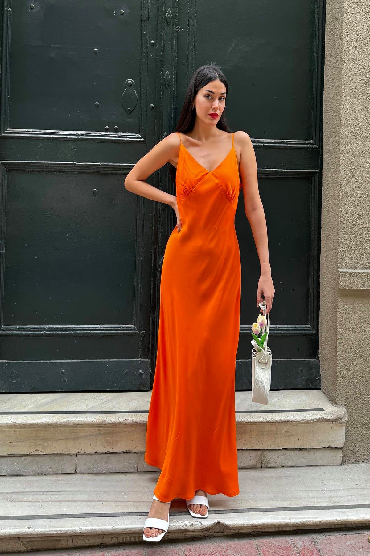For You Moda Midikleid Orange Satin Maxikleid mit gerafftem Oberteil und Spaghettiträgern – Bild 2 von 5