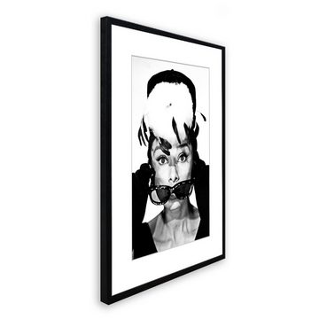 artissimo Bild mit Rahmen Bild gerahmt 51x71cm / schwarz-weiß Poster mit Rahmen / Audrey Hepburn, Film-Star: Audrey Hepburn