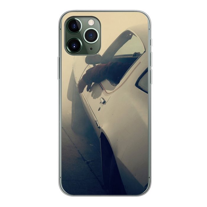 MuchoWow Handyhülle Mann sitzt in einem Luxusauto im Nebel Handyhülle Apple iPhone 11 Pro Smartphone-Bumper Print Handy