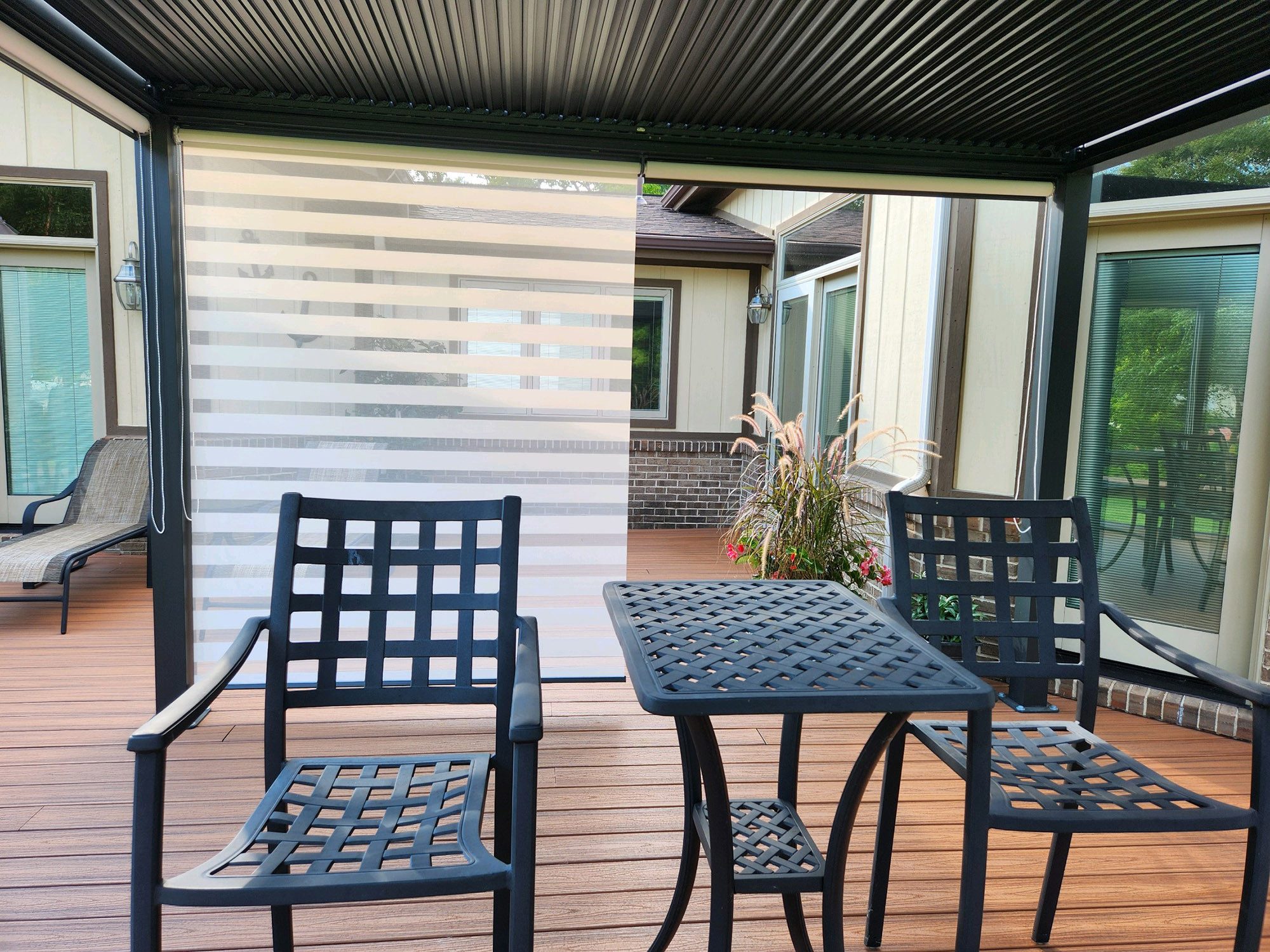 PURPLE LEAF Pergola Terrassenüberdachung mit Sonnenrollo, Gartenpavillon mit Lamellendach, (Komplettset, 1 Pergola + 2 Seitenrollos (Längs- & Schmalseite), Lamellendach verstellbar; inkl. Seitenrollo