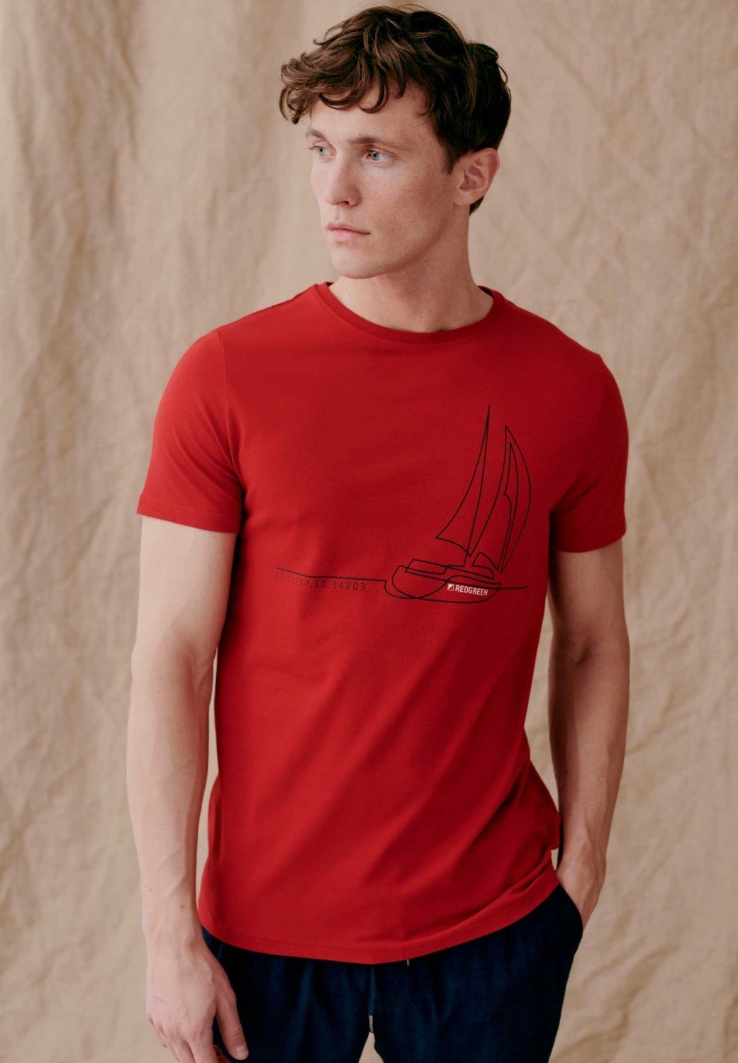 Segelboot mit Print-Shirt Chet REDGREEN rot Print