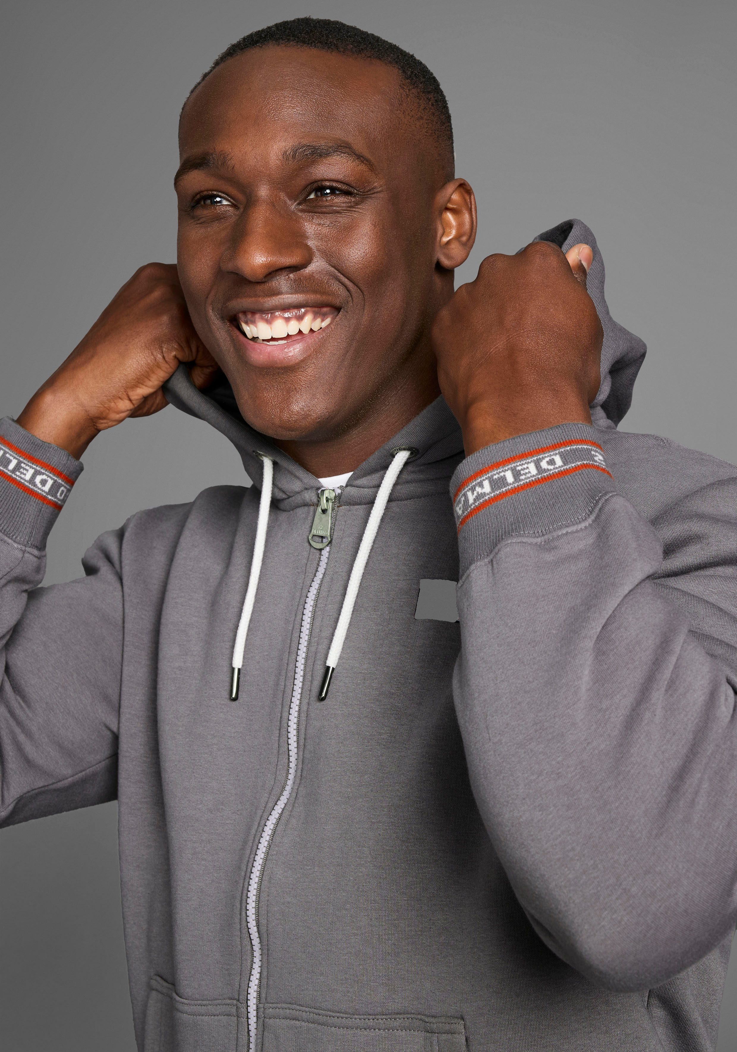 DELMAO Kapuzensweatjacke mit kontrastfarbenen Reißverschlüssen