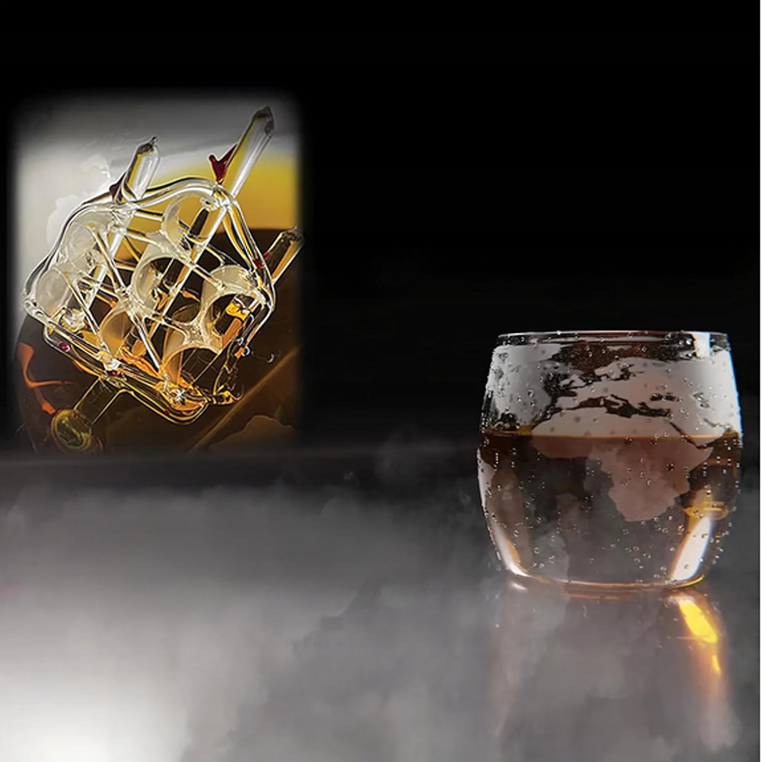 Realb2b Whiskyglas Whisky Karaffe Set Globus 850ml mit 2 Gläsern Holzständer, Globus Design Gravur Segelschiff Glas Karaffe Holzständer Set